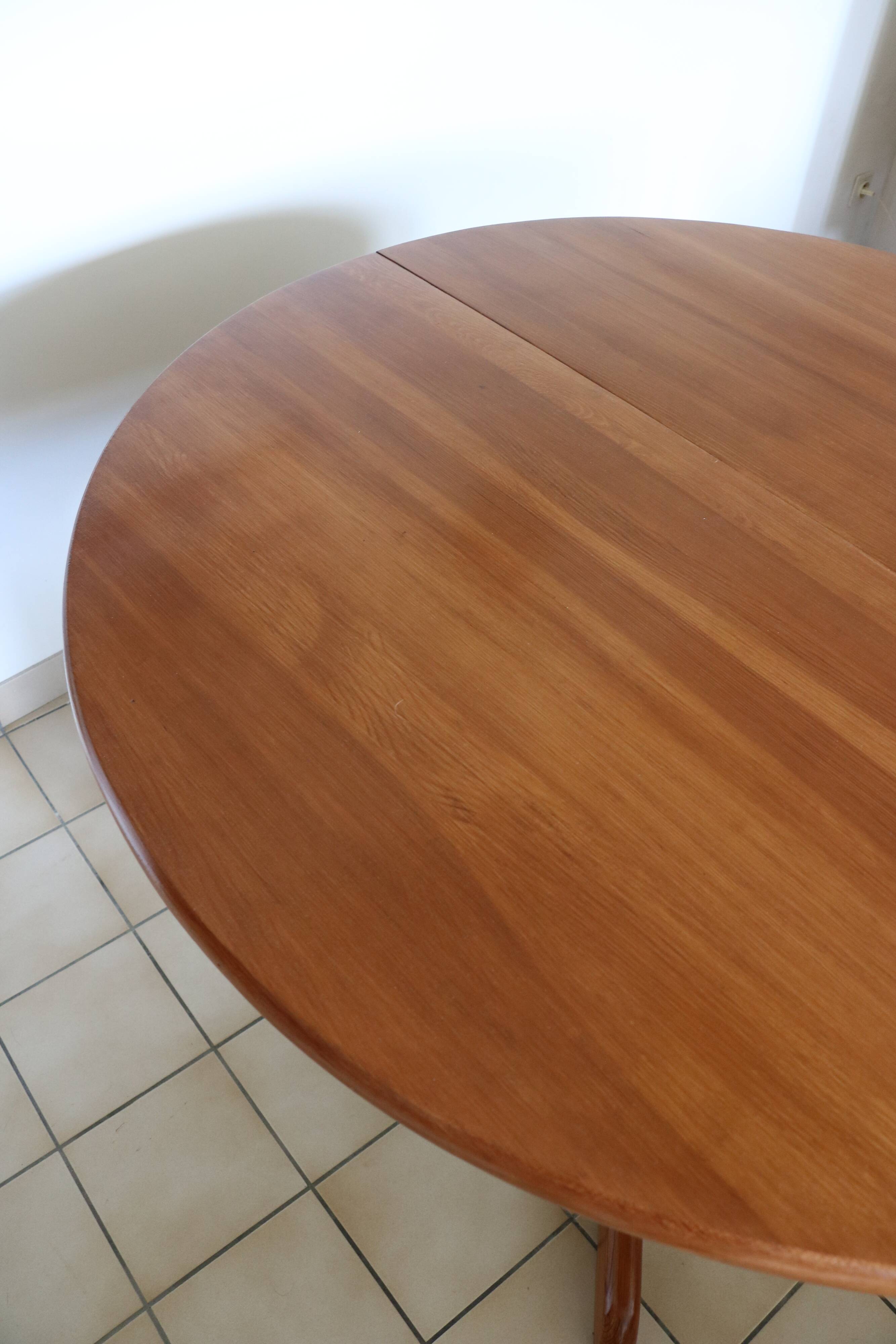Extendable round table, solid wood, 1970