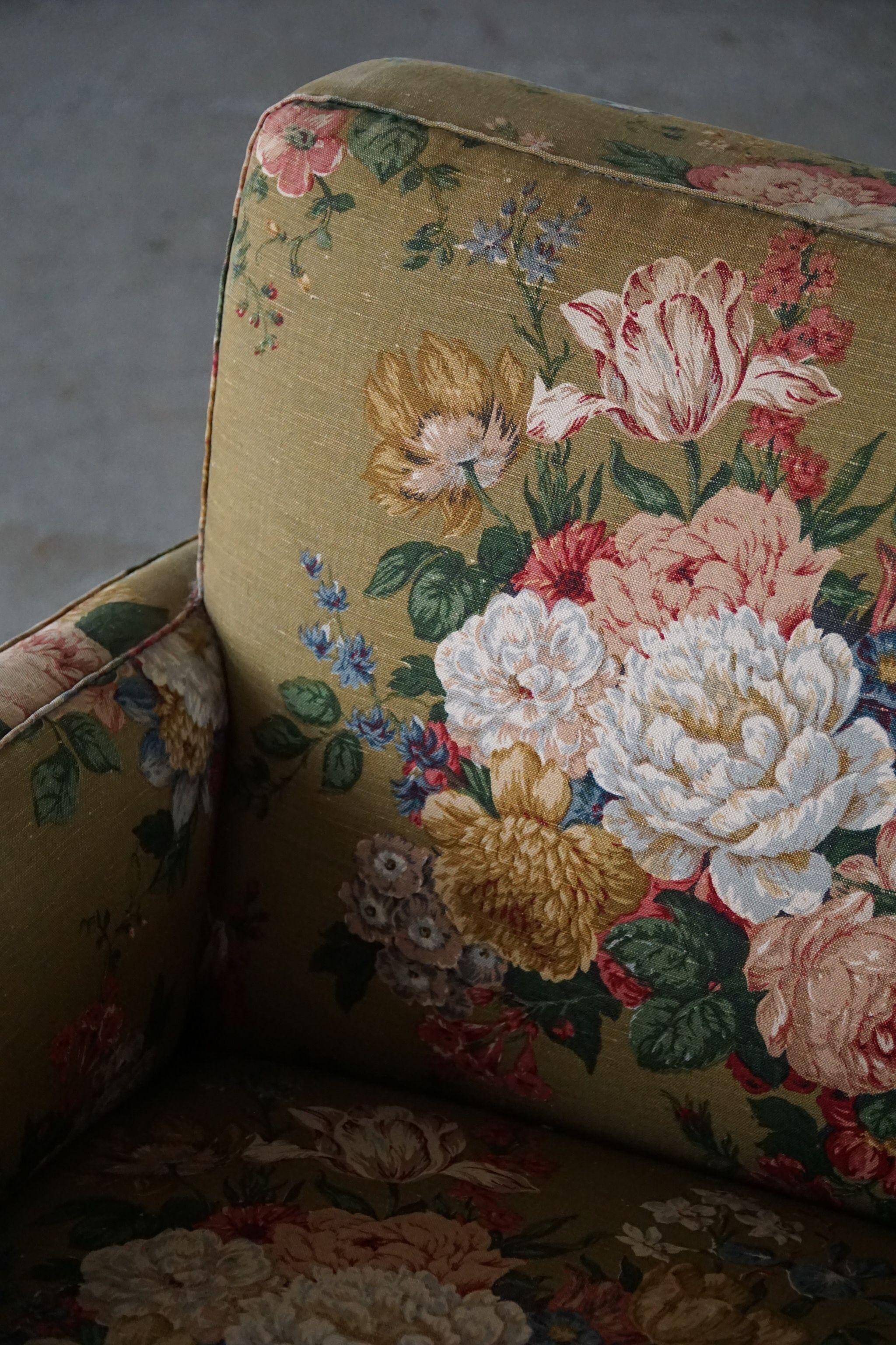 Modern Danish pair of curved lounge chairs, original fabric, Fritz Hansen, 1940.