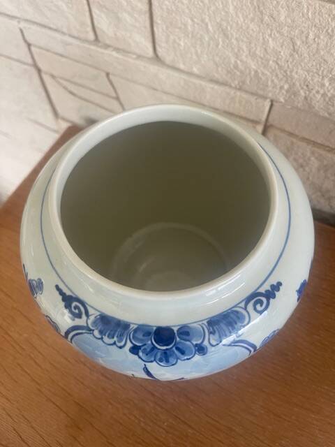 Delf earthenware pot