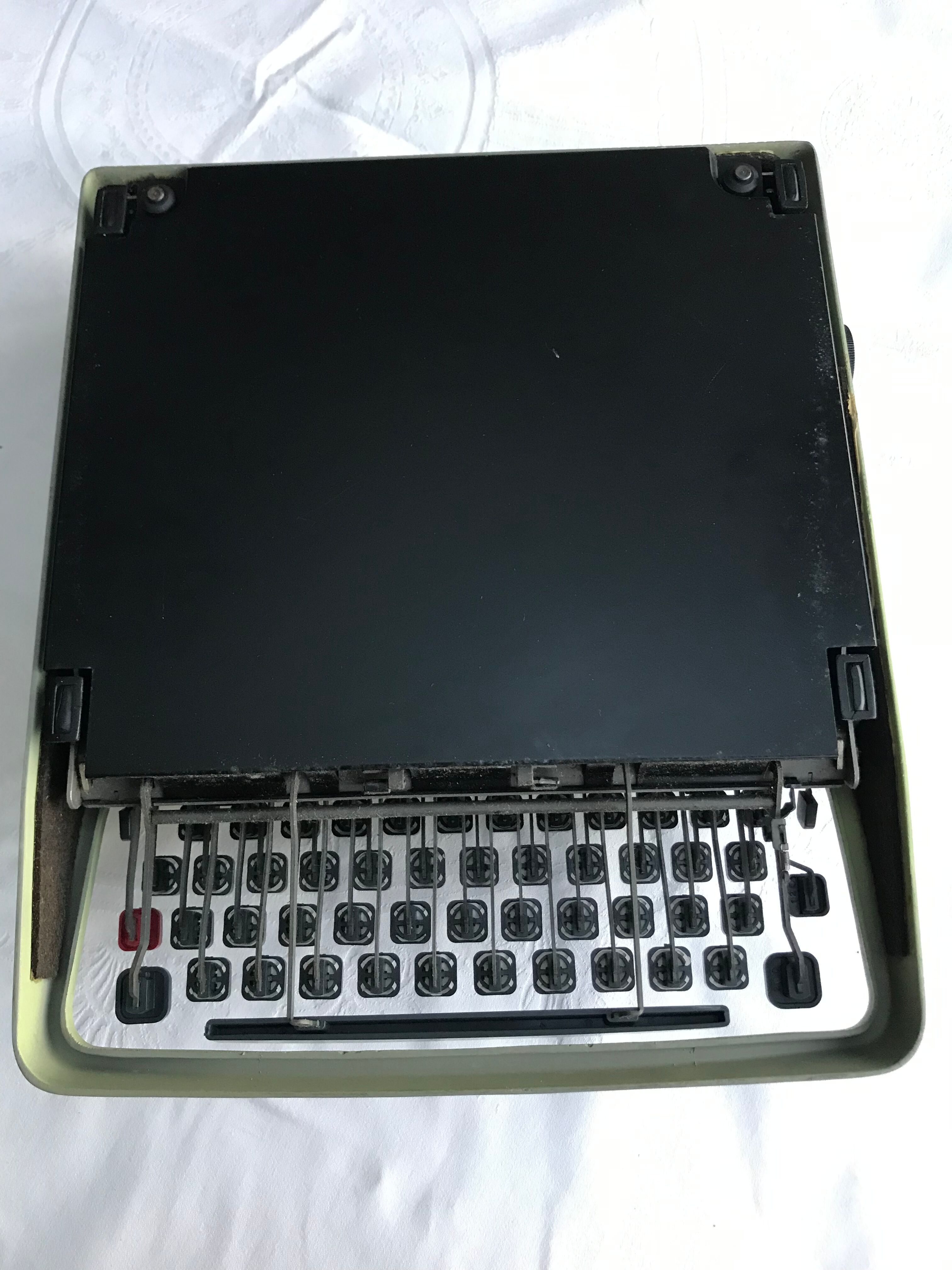 Typewriter olivetti lettera 32 green