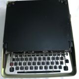 Machine à écrire olivetti lettera 32 verte
