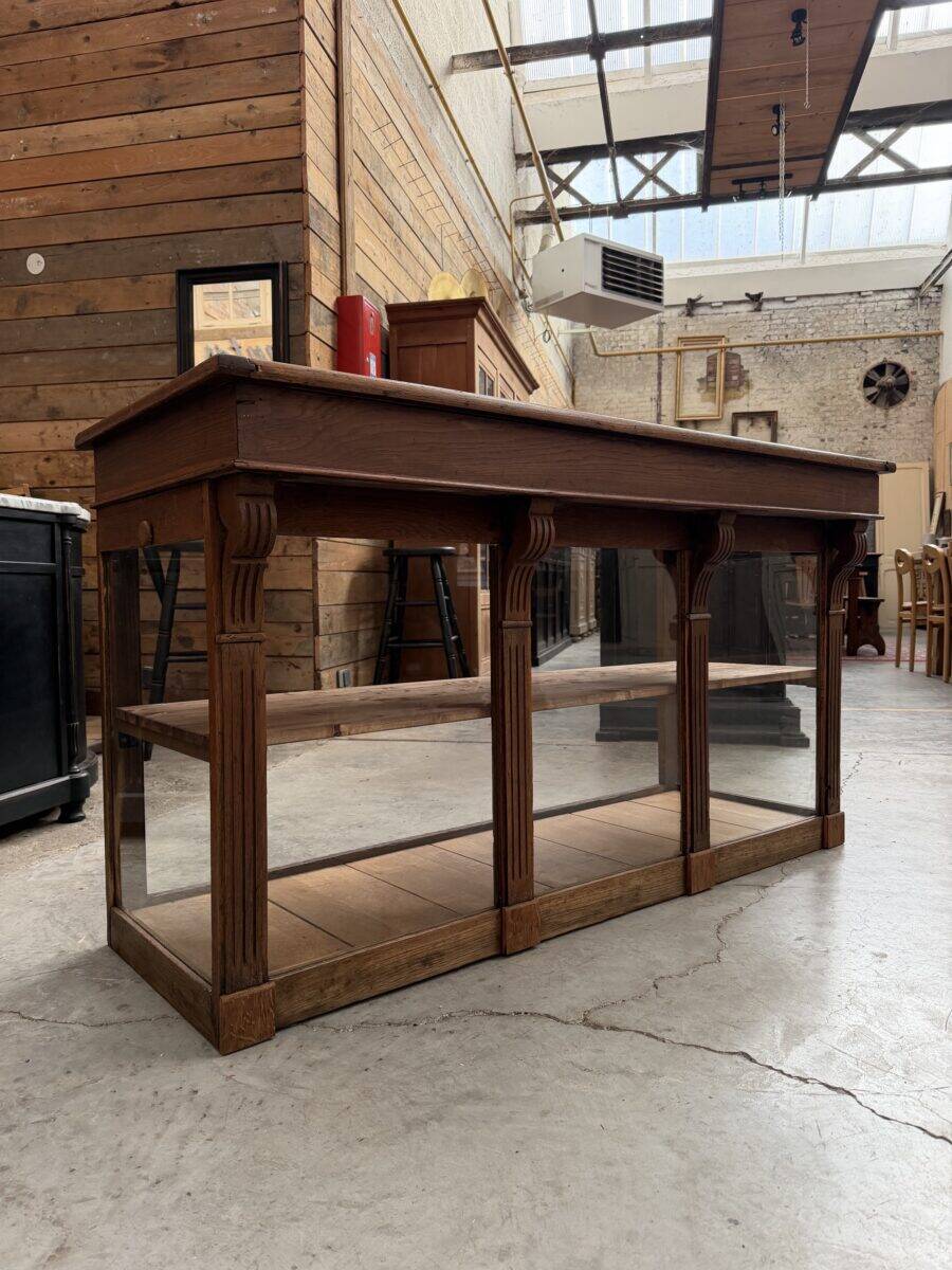 Glass-fronted oak counter from the 19th century.