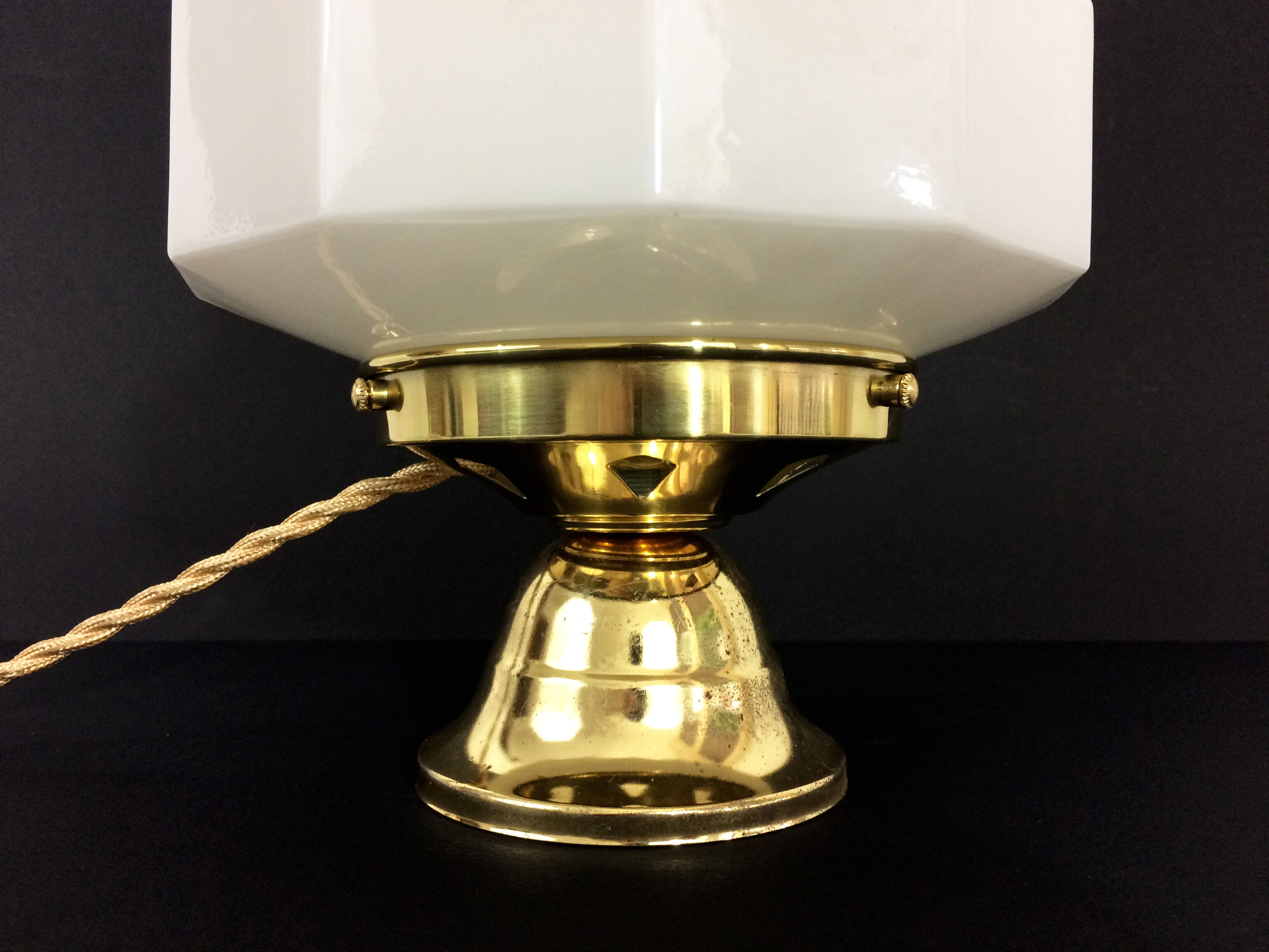 Skyscraper lamp in opaline and brass foot. Globe Art Deco