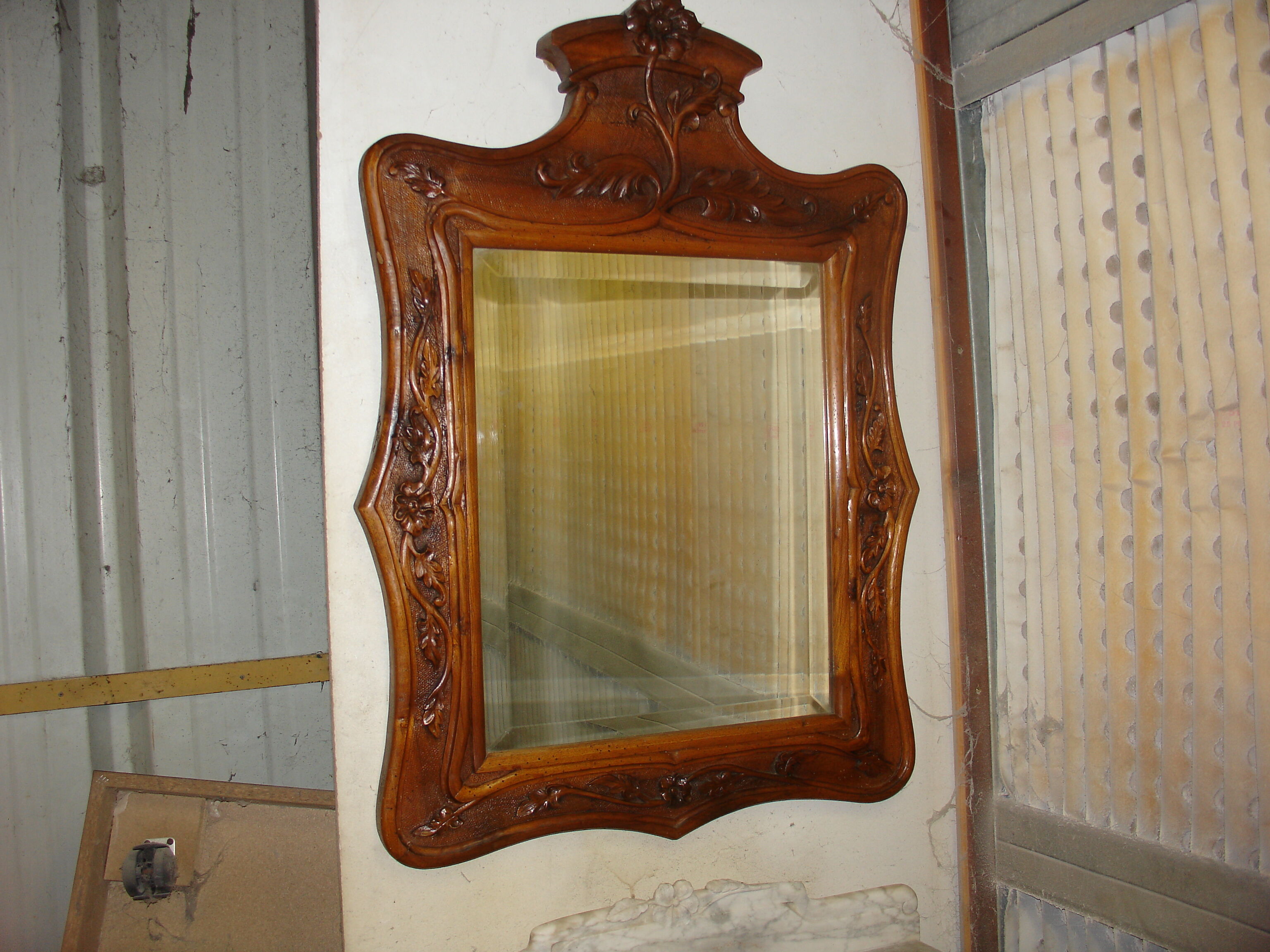 Dressing table and mirror in walnut, circa 1880