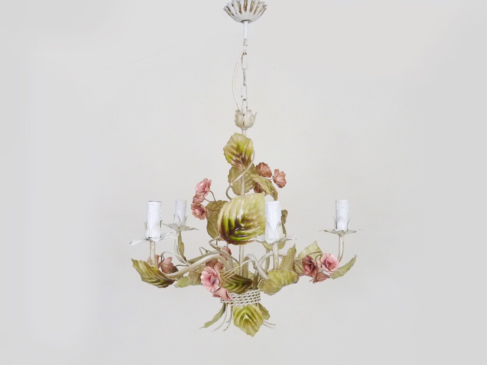 Painted metal chandelier decorated with pink and foliage with 5 lights. Year 80 90