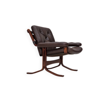 Fauteuil norvégien des années 1970 par Jon Hjortdal, cuir d'ameublement, bois courbé.