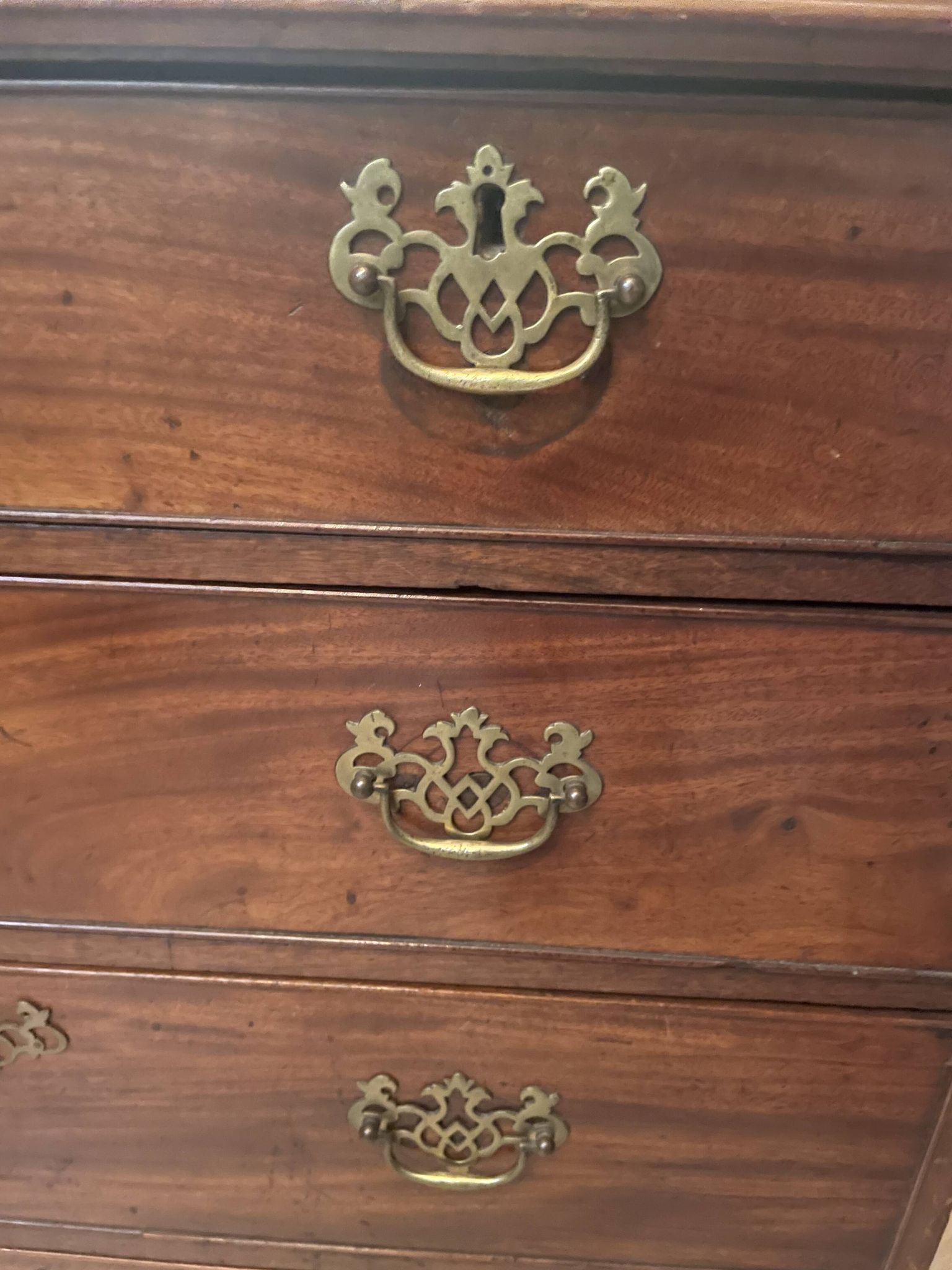 Mahogany chest of drawers, opening 5 drawers in 4 rows and fitted with brass handles.