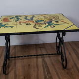 Table basse fer forgé plateau porcelaine peint d'une scène Provençale vintage 60s/70s