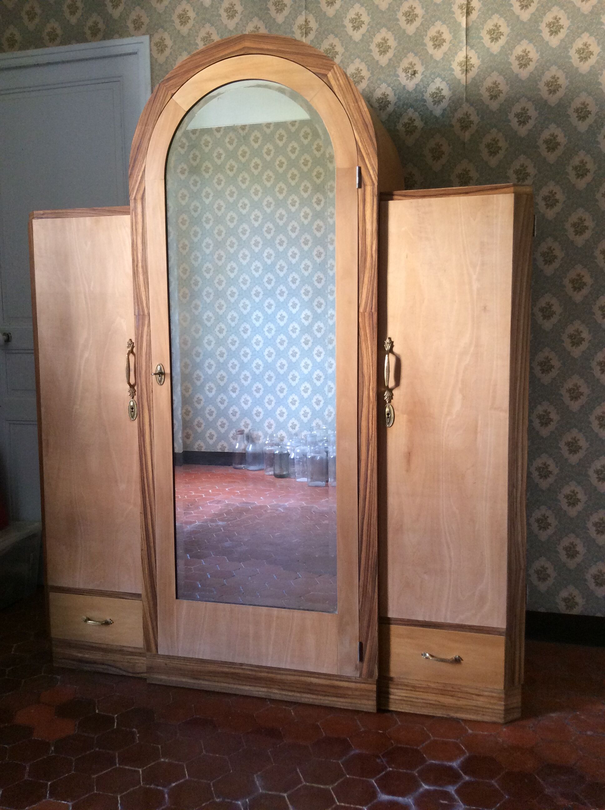 Ice-cream dressing closet with art deco dome