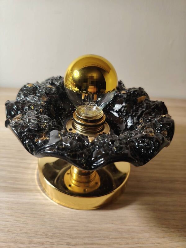 Fleur de Murano noire et dorée en applique murale