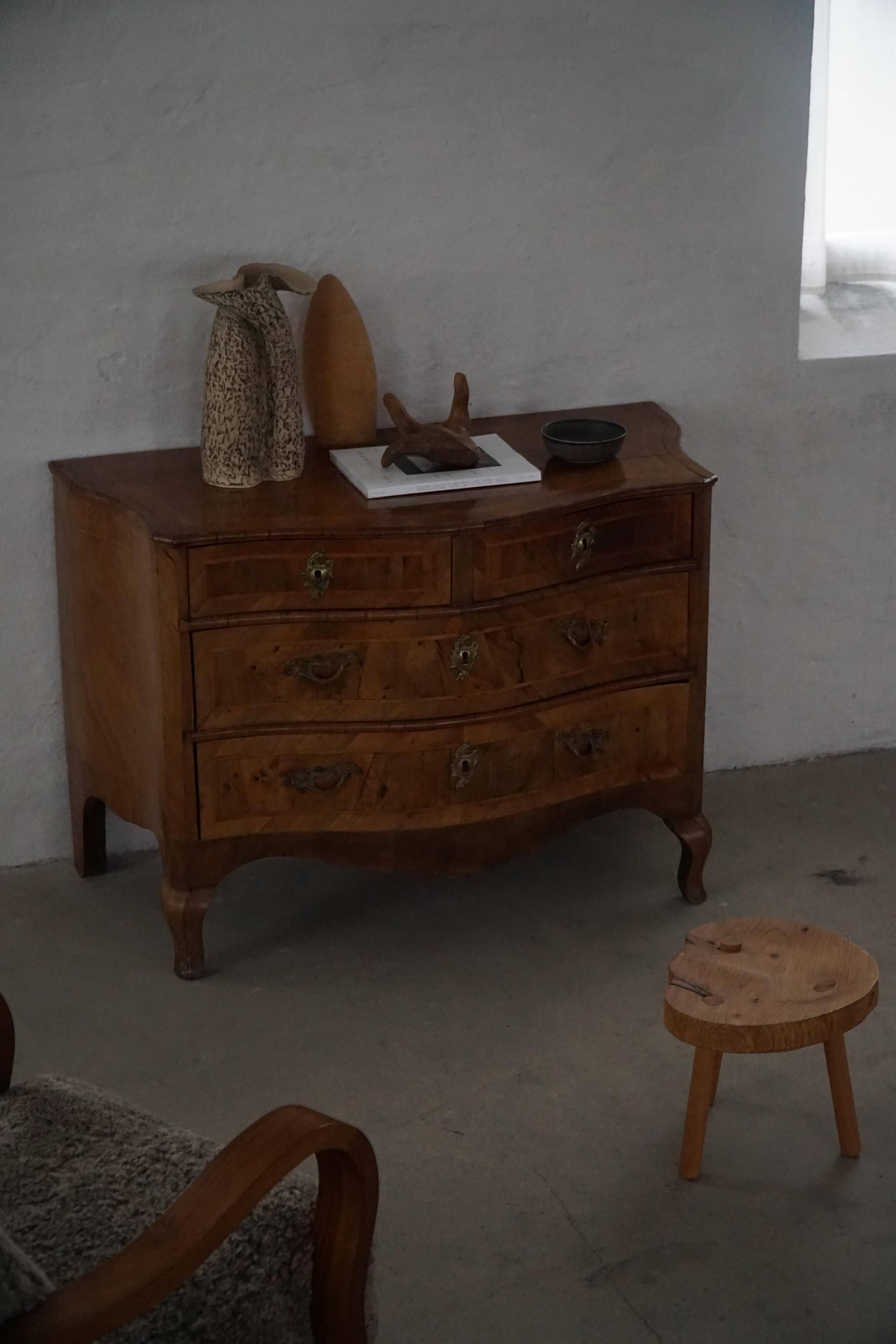18ème siècle, commode danoise baroque serpentine antique en noyer
