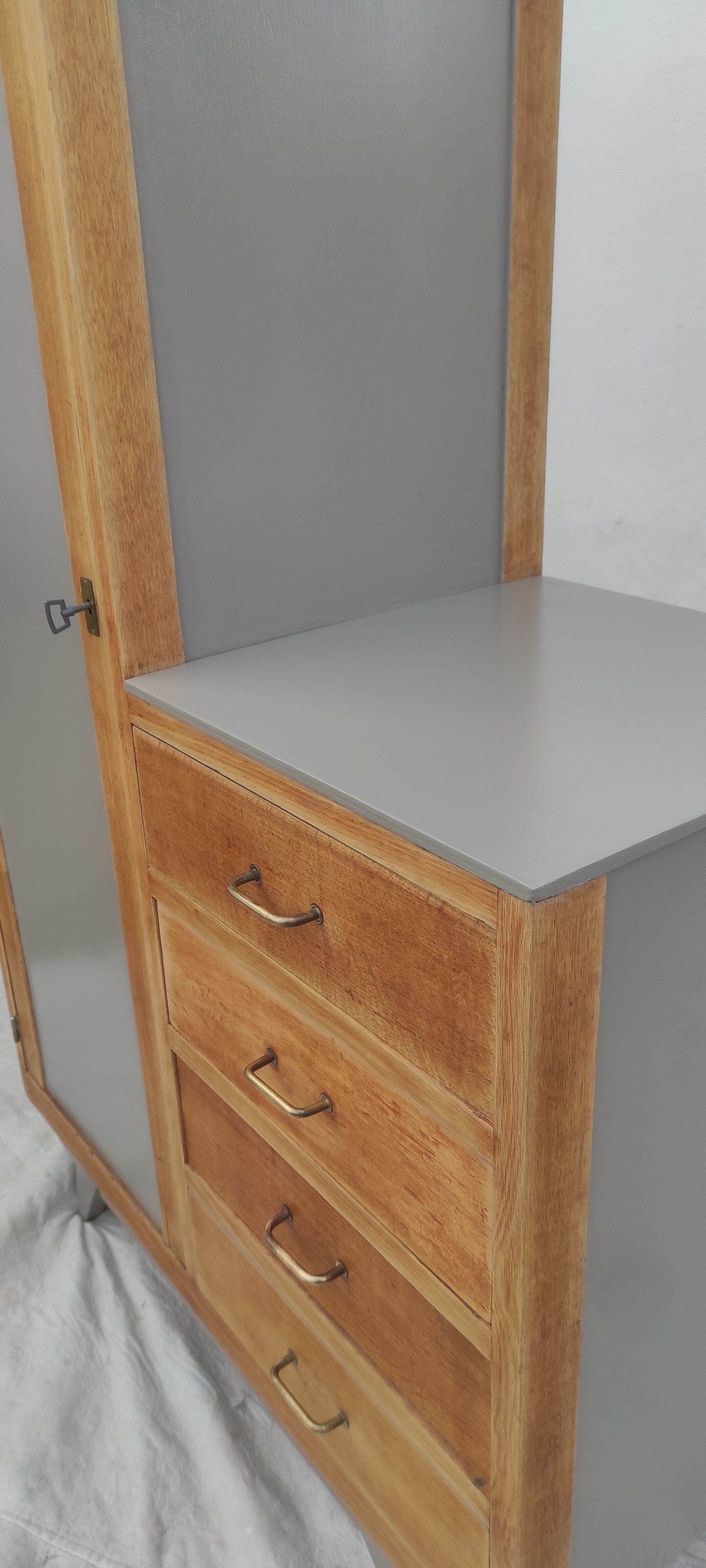 Armoire vintage