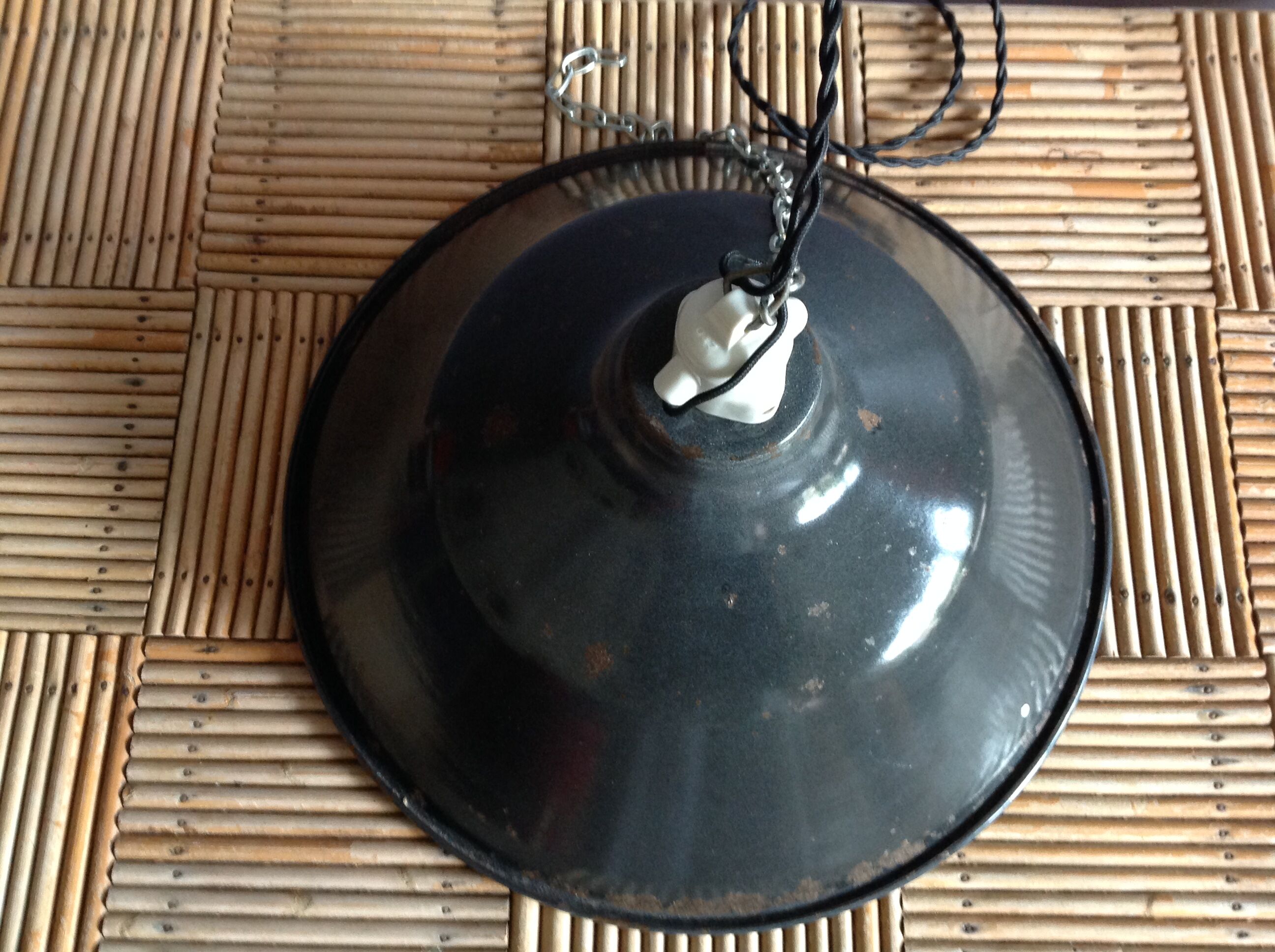 Black enamelled bowl suspension