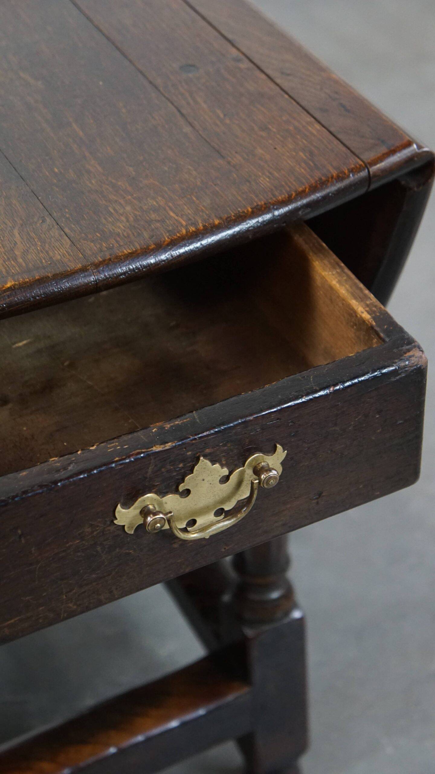 Very beautiful antique English oak gateleg table with an excellent patina