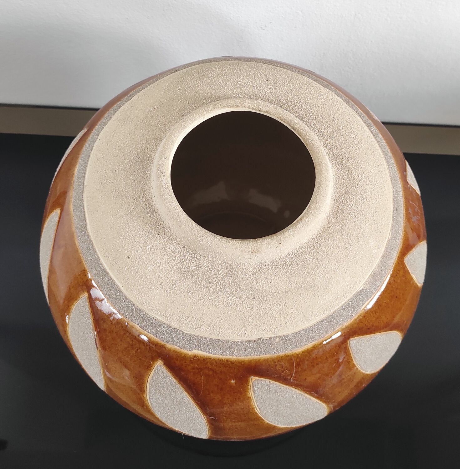 Vintage round vase in artisanal stoneware – Brutalist Design