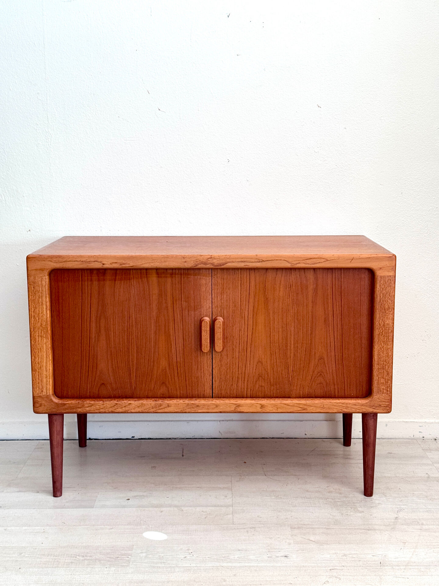 Vintage midcentury teak dressoir