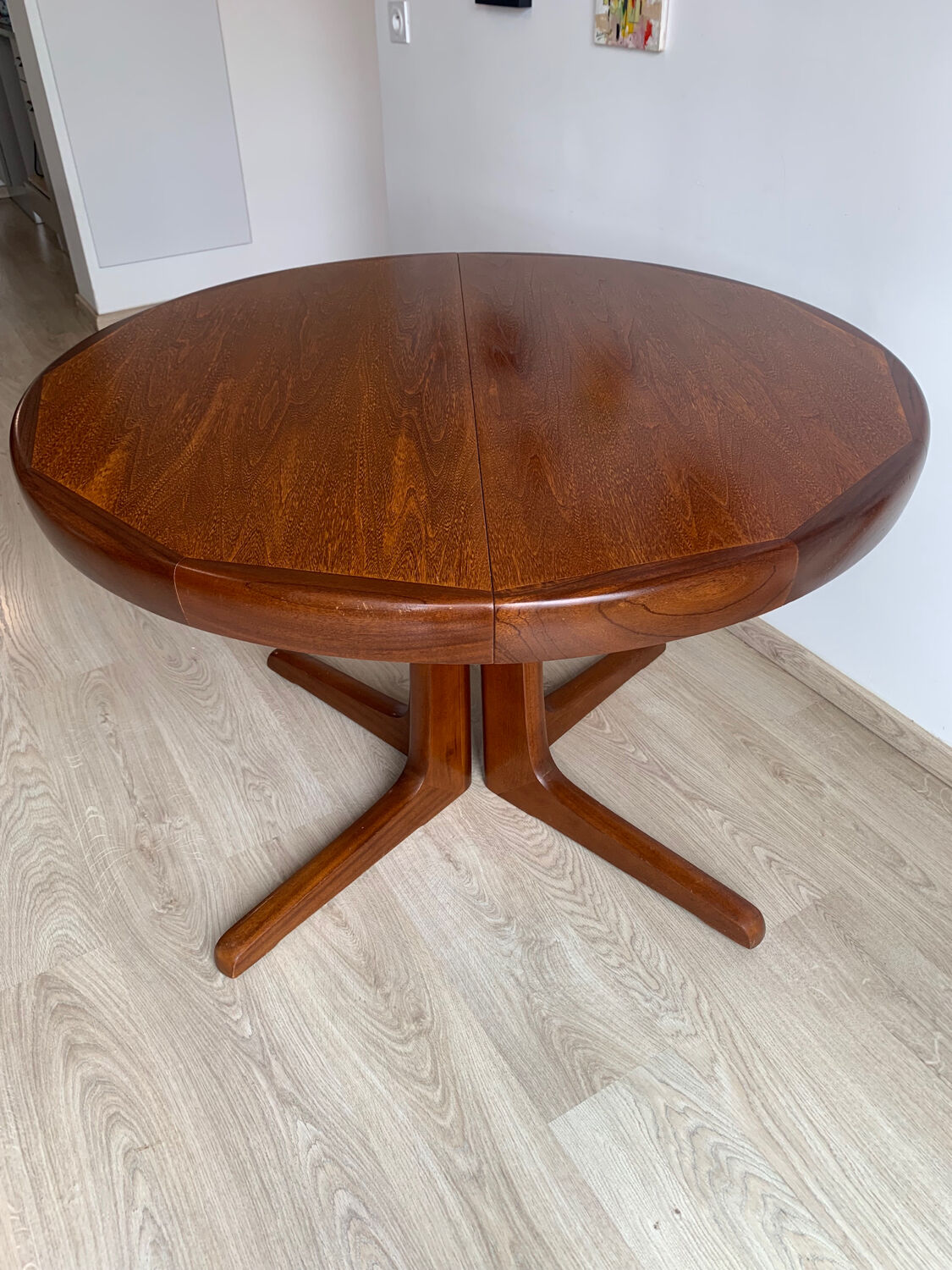 Vintage round table edited by Baumann