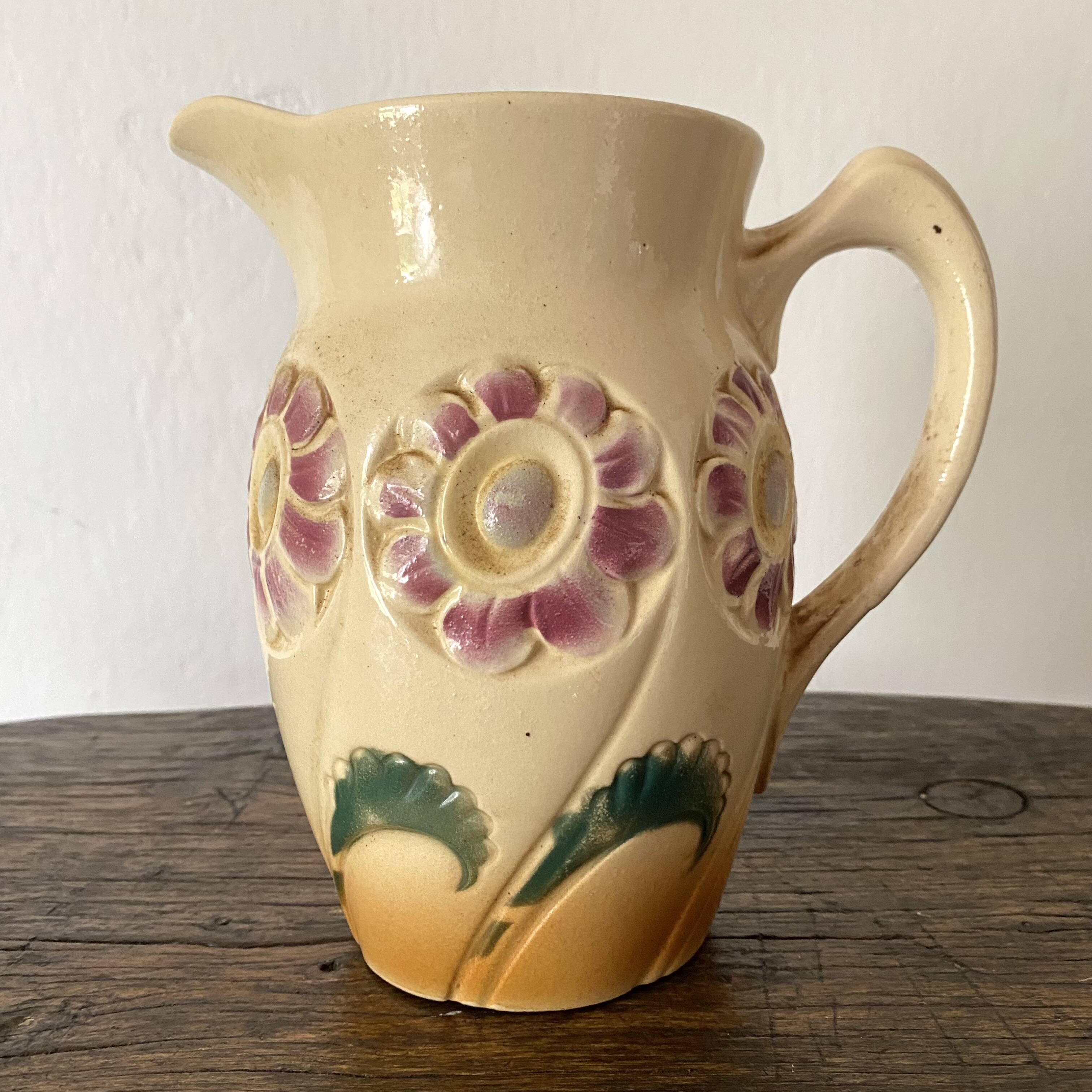 Pichet en barbotine fleurs