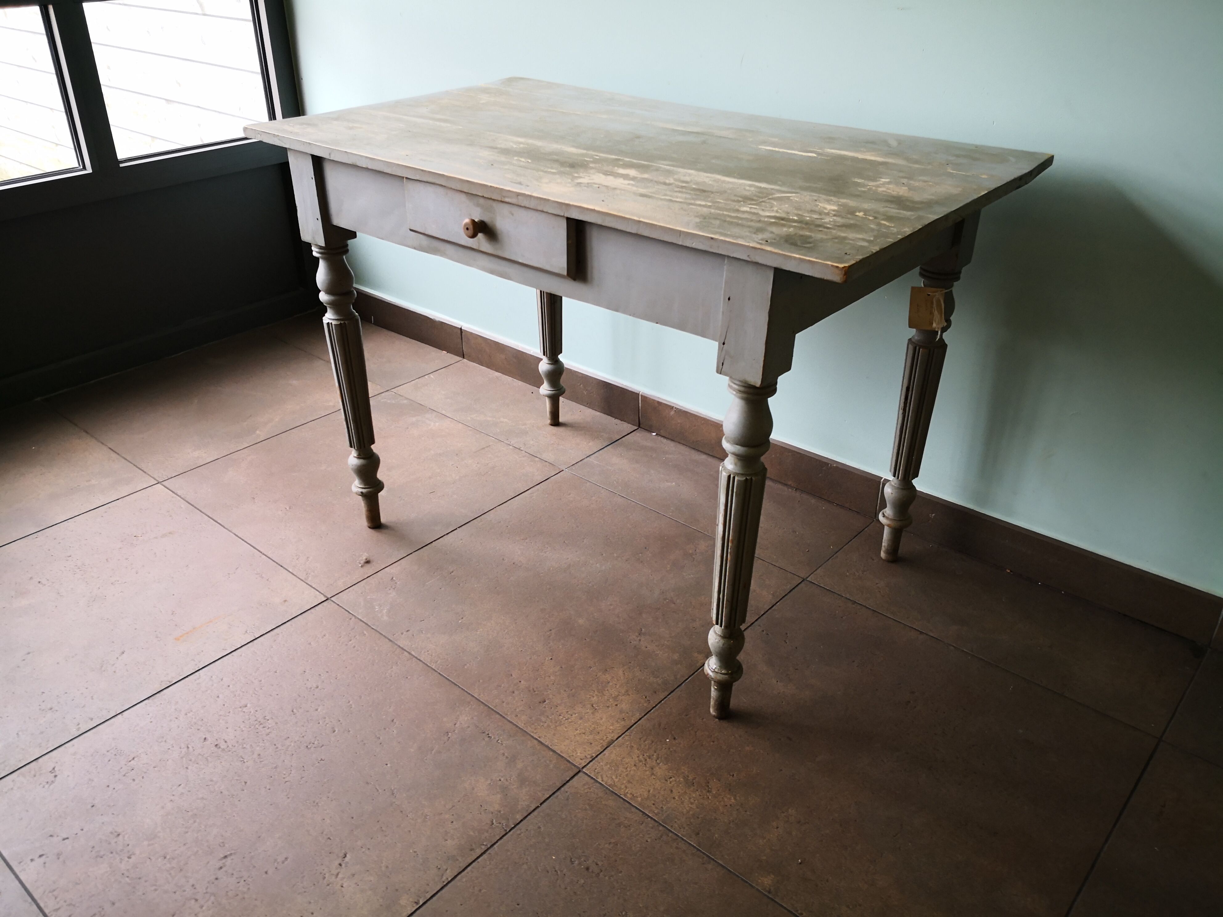 Table en bois bureau patine grise