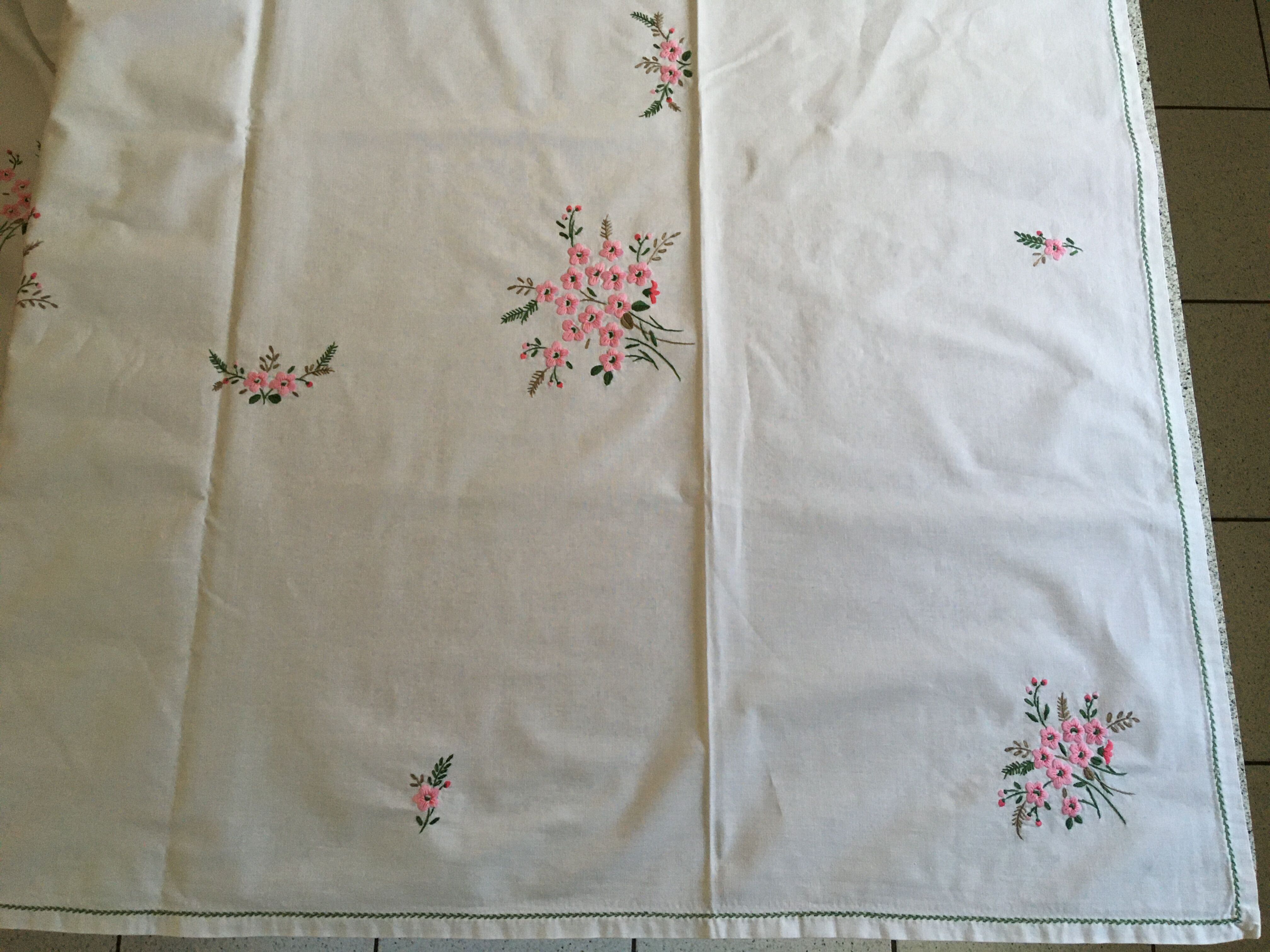 Nappe 145 x 245 brodée fleurs et 12 serviettes