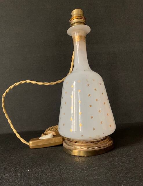 Lampe Napoléon III en opaline blanche aux étoiles dorées