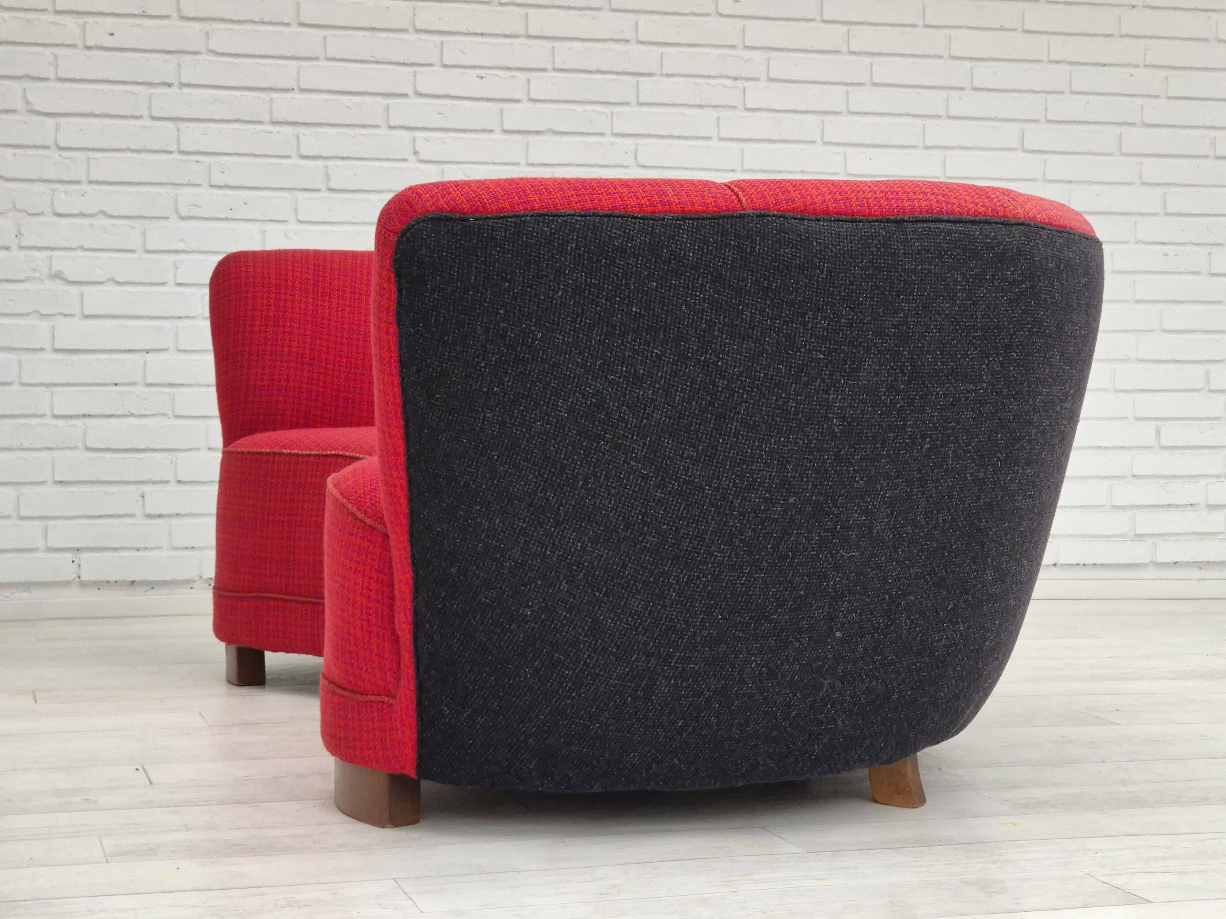 Années 1960, canapé danois 2 places "Banana", meuble en laine, bois de hêtre.