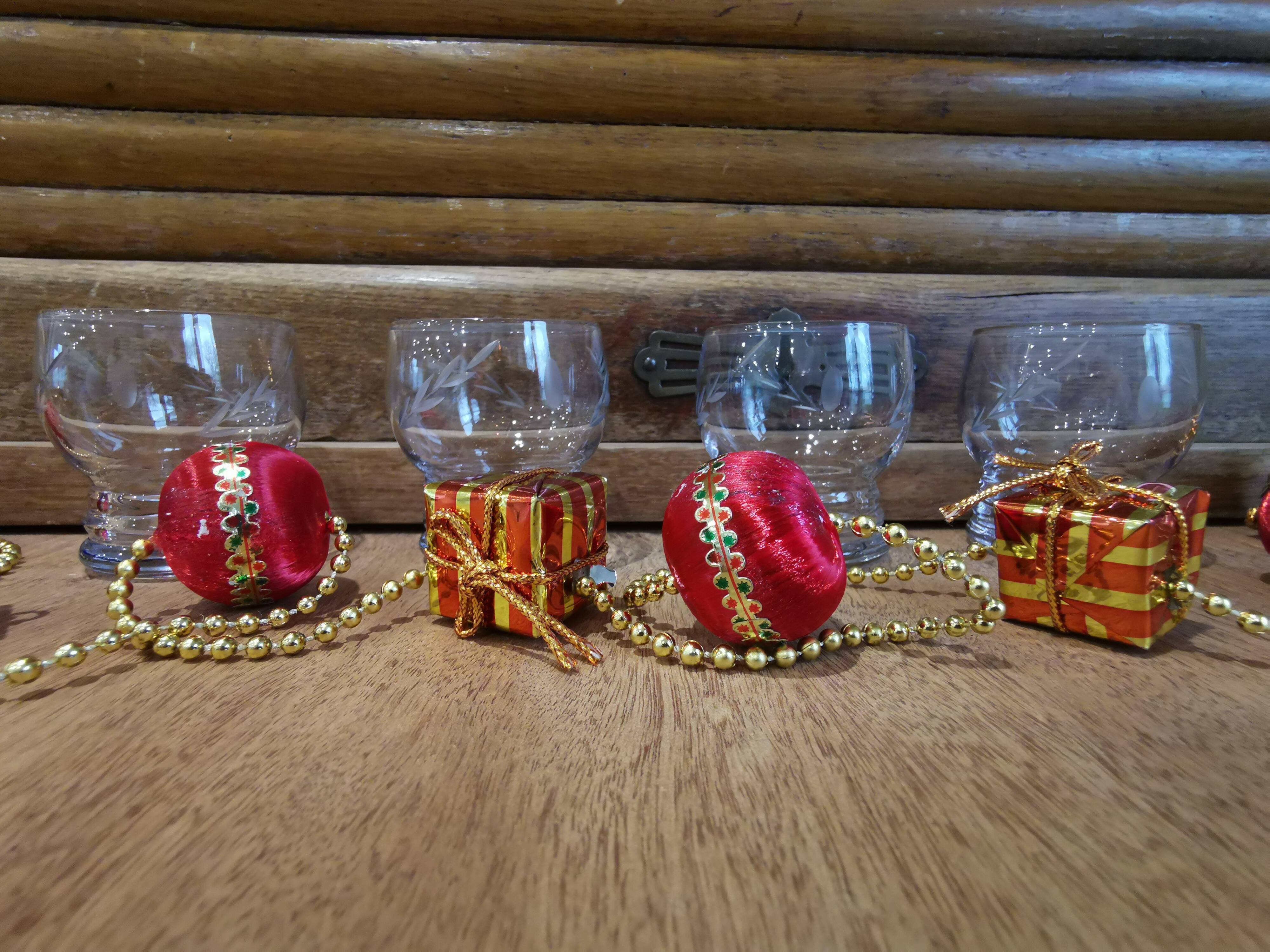 4 small liquor glasses shape engraved ball "ear of wheat"