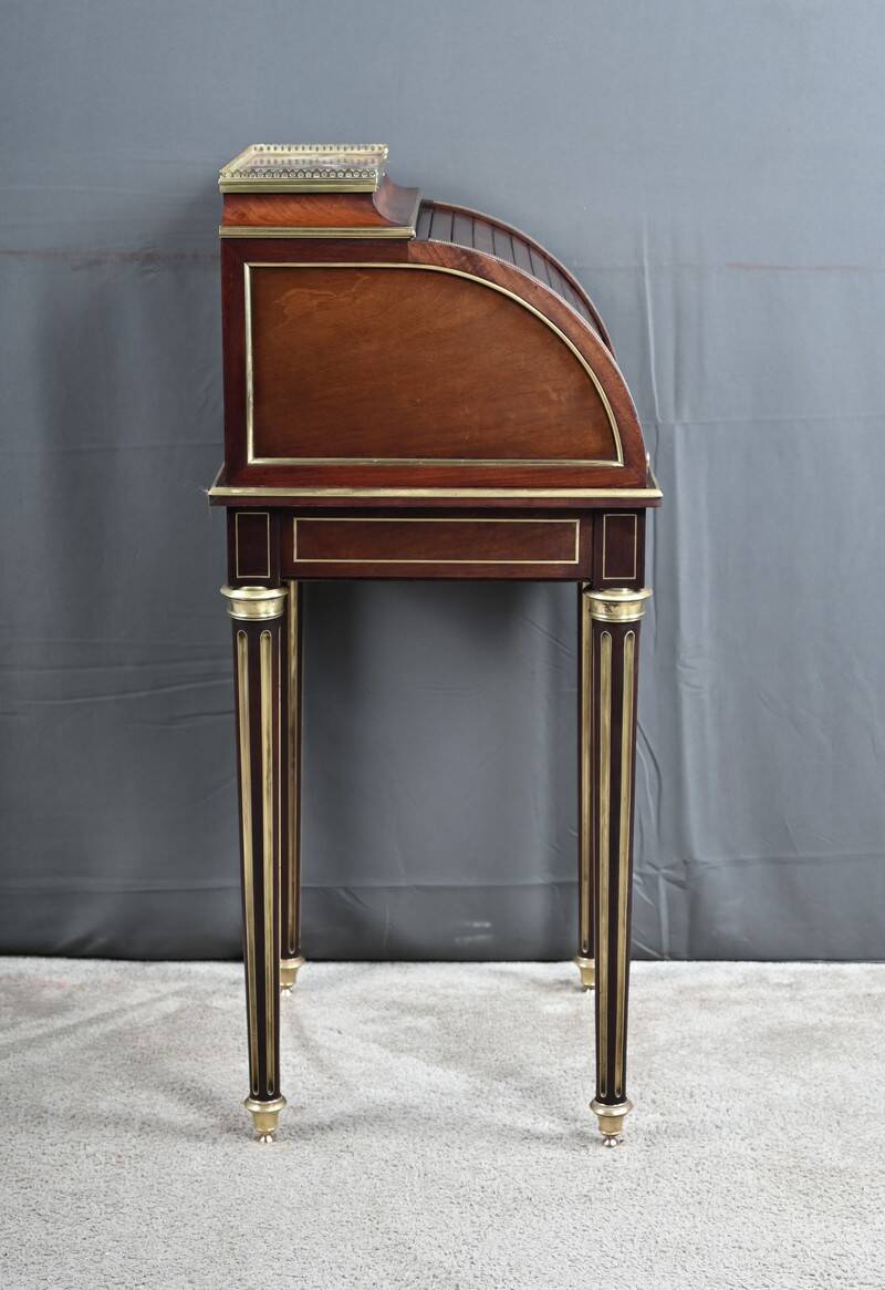 Small mahogany living room furniture, Louis XVI style – 2nd half of the 19th century.