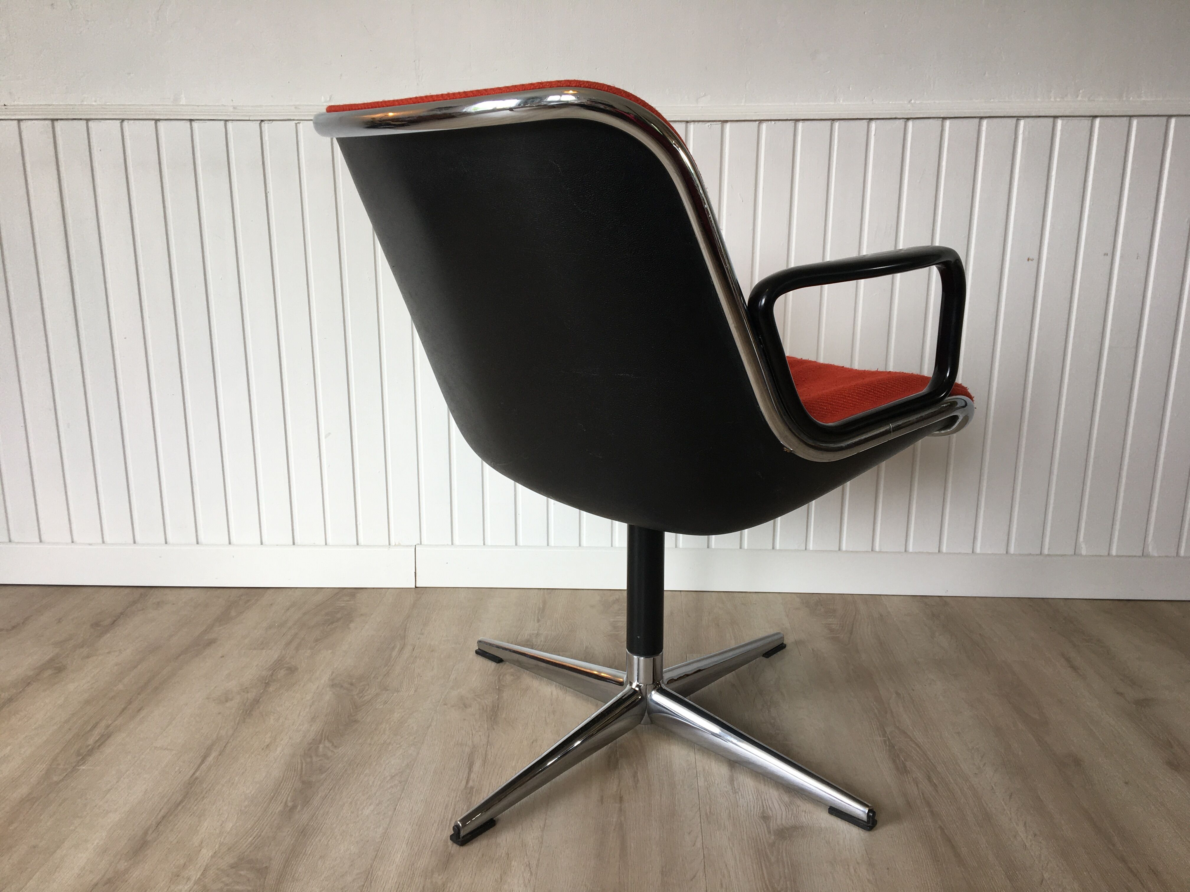 Charles Pollock chair for Knoll International