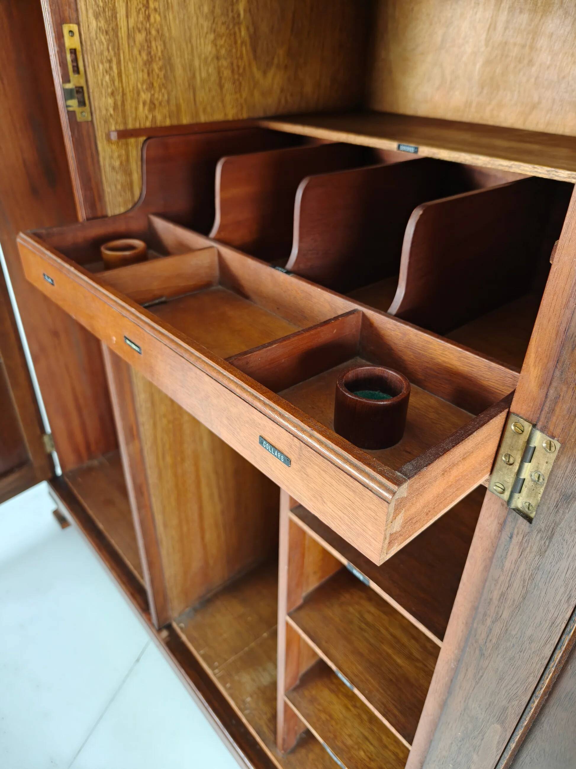 Superbe armoire anglaise Art Déco en loupe de noyer signée Waring & Gillow – vers 1900-1932