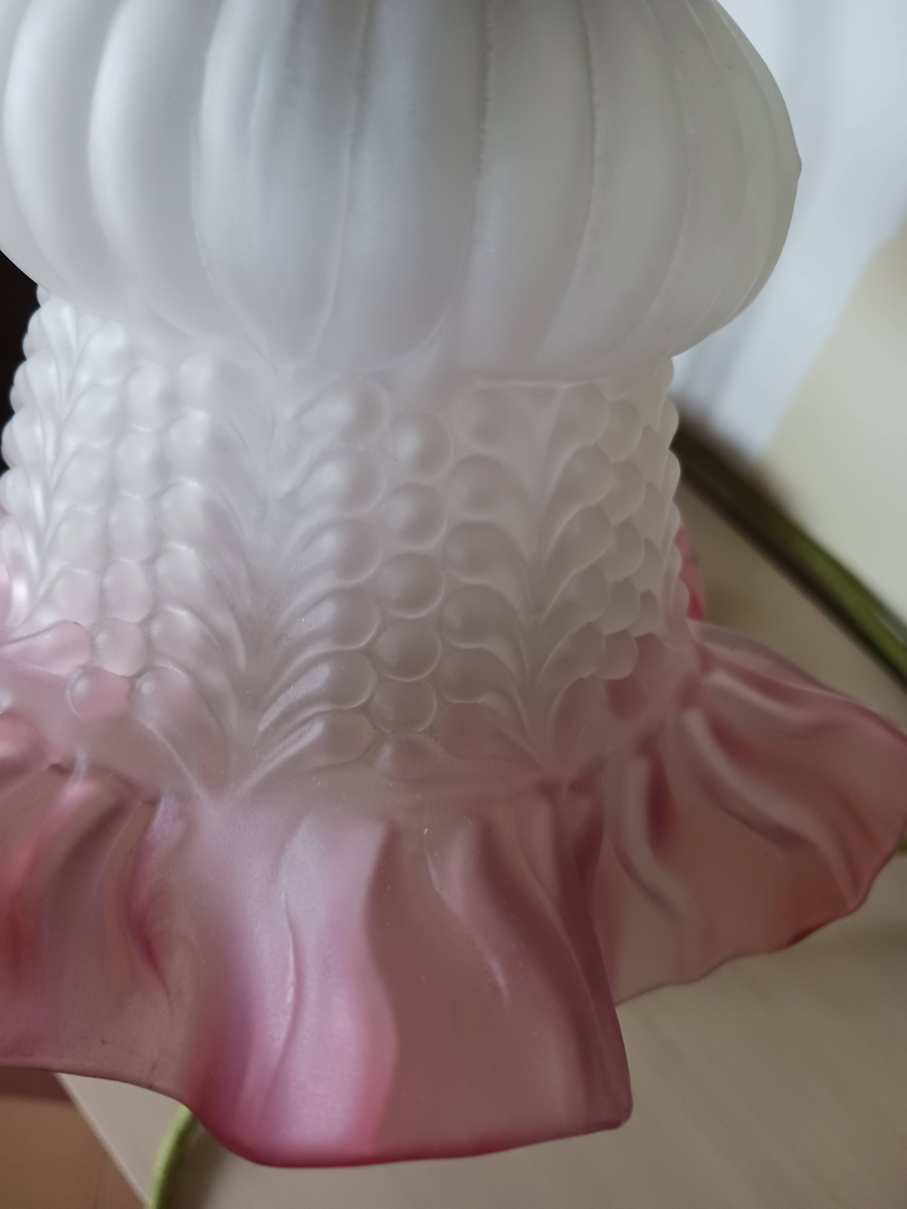 Lampe ancienne, de bureau , en opaline et laiton doré .