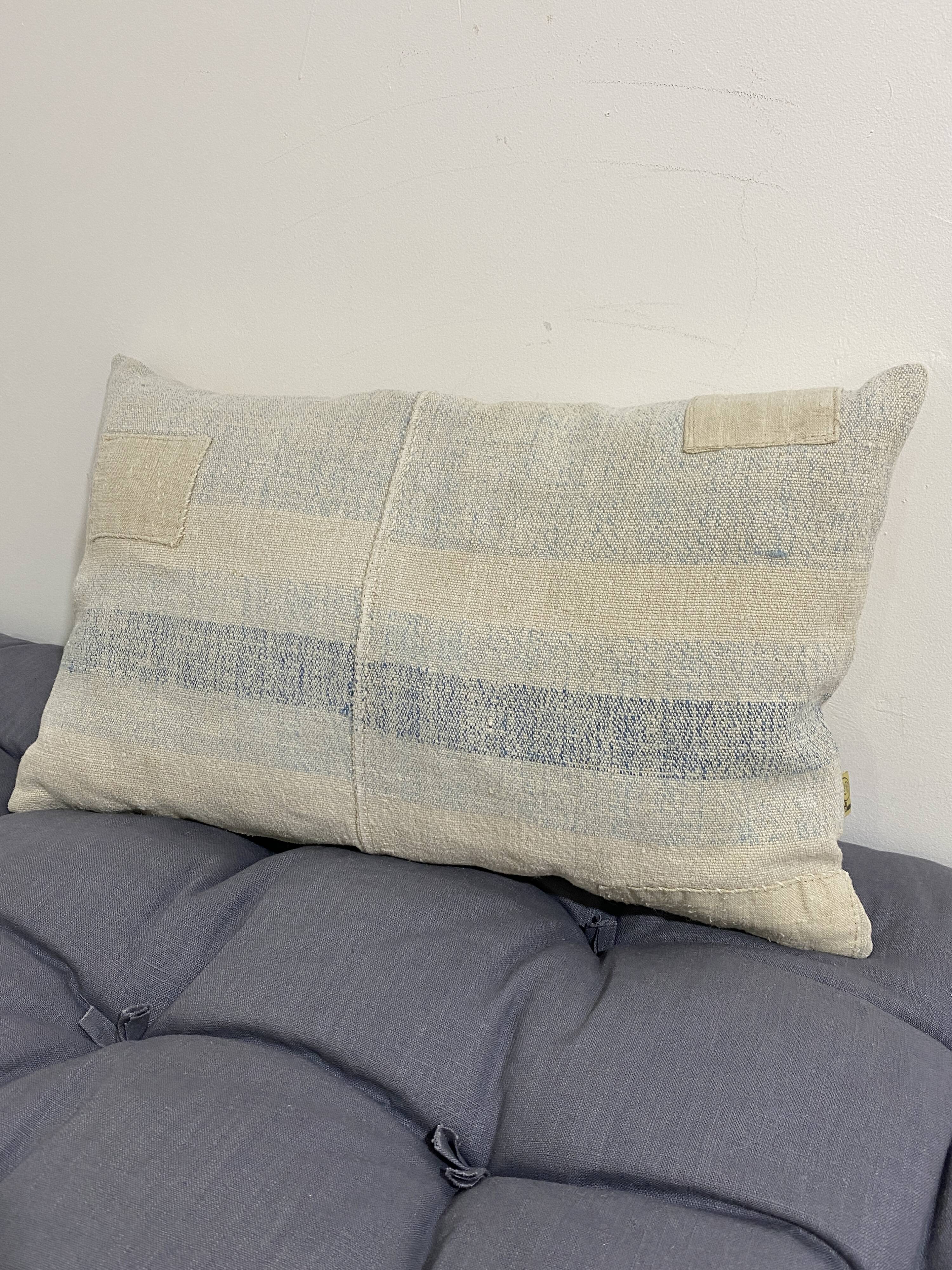 Coussin artisanal en toile ancienne style Kilim