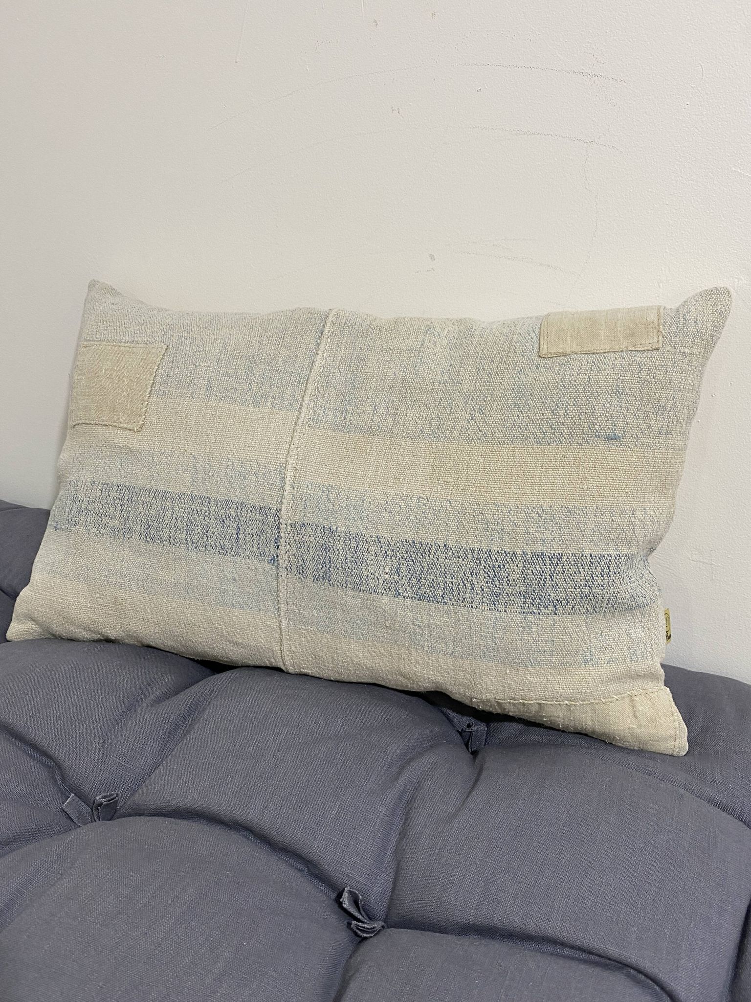 Coussin artisanal en toile ancienne style Kilim