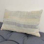 Coussin artisanal en toile ancienne style Kilim