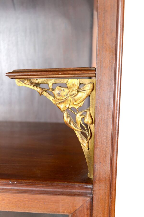 Vitrine Art Nouveau, Bronzes et bois sculpté sur un thème floral, vers 1900