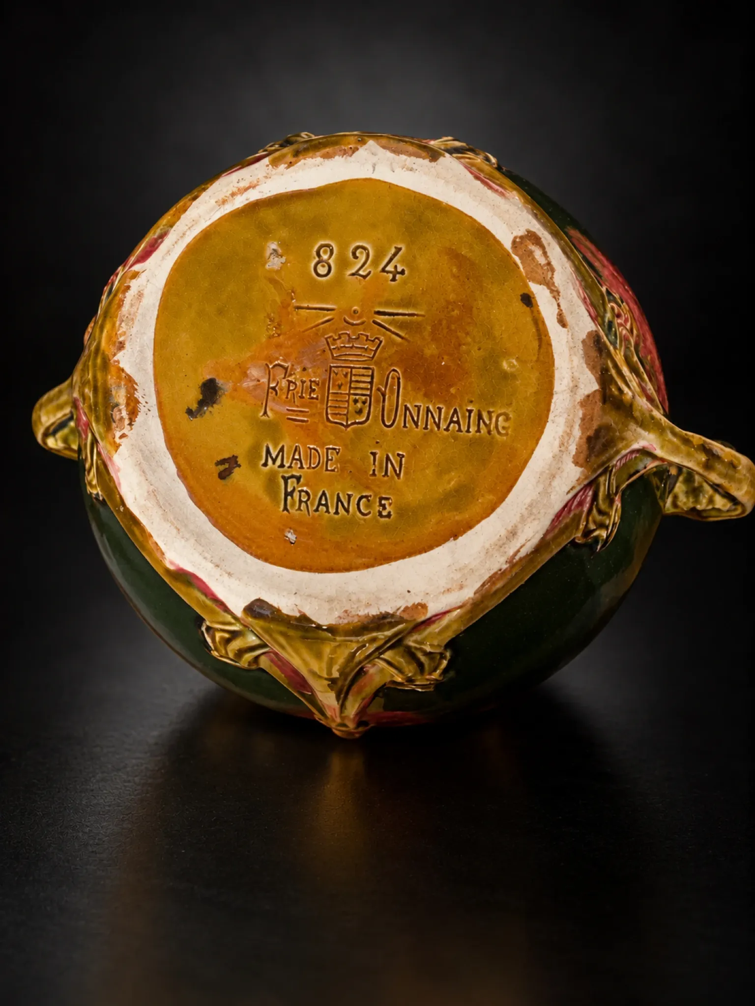 Cache-pot « Femme papillon » — Onnaing, vers 1900–1910