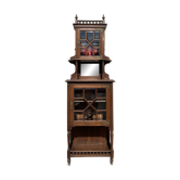Vitrine en noyer mouluré et sculpté à deux-corps.