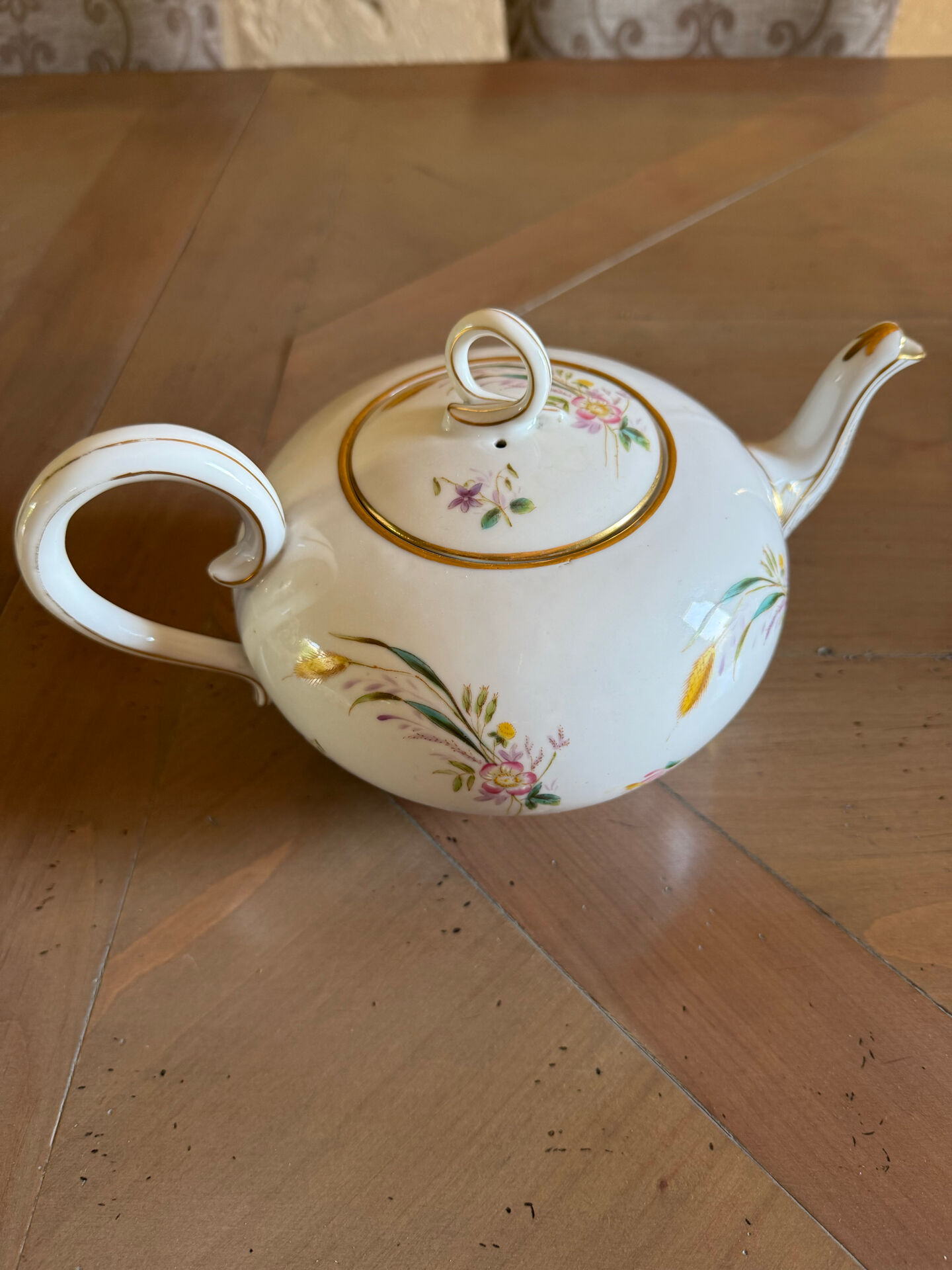 Théière très élégante et ses 8 tasses