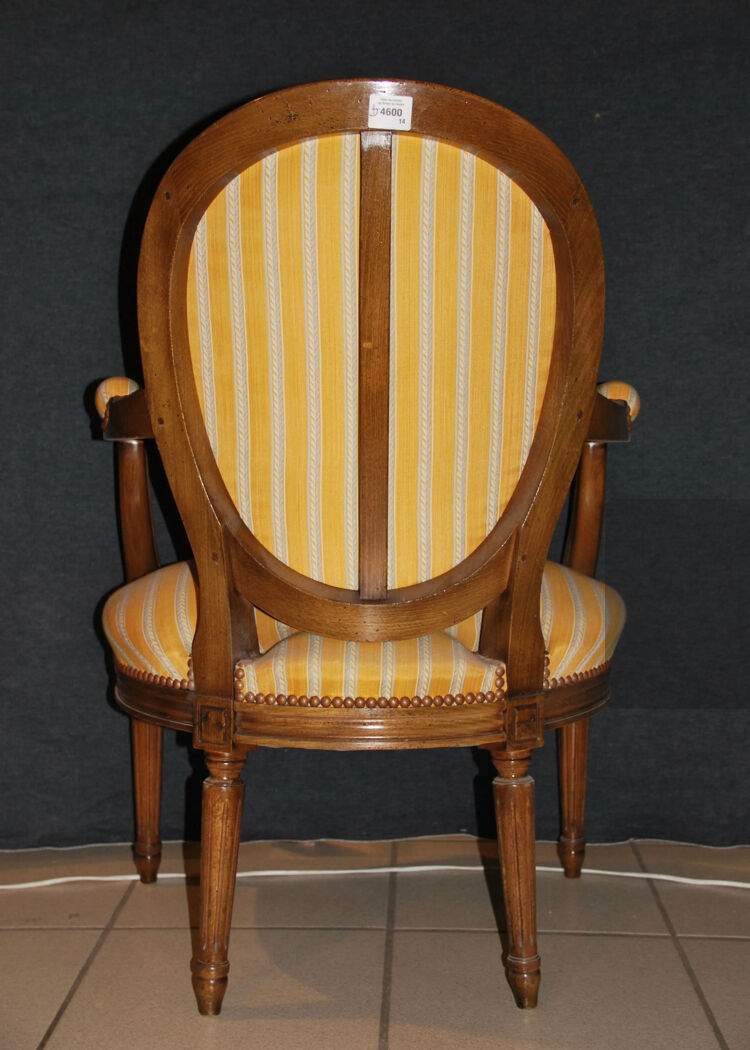 Fauteuil cabriolet médaillon de style Louis XVI