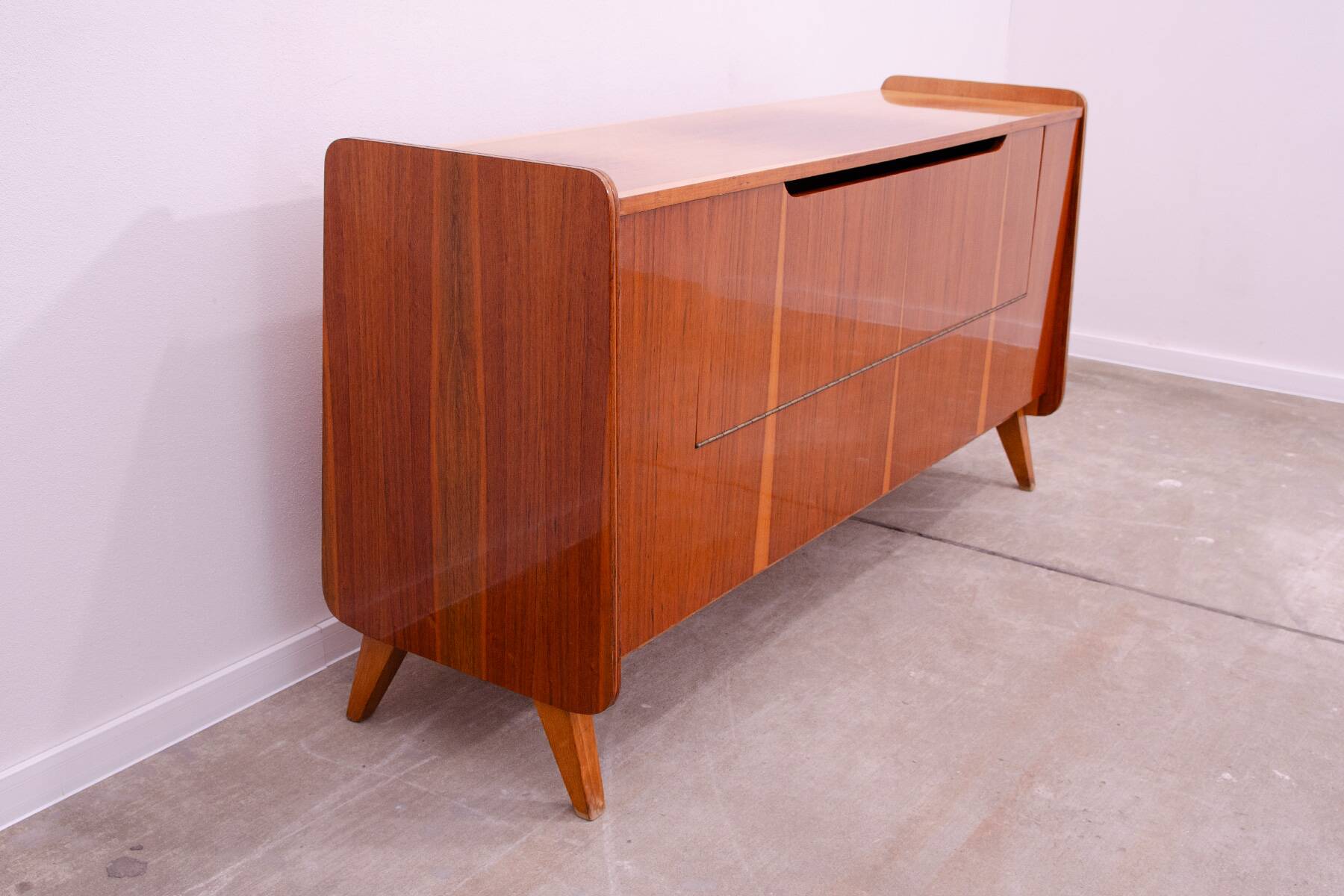 Commode moderne du milieu du siècle en noyer par František Jirák, années 1960, Tchécoslovaquie