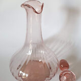 Carafe en verre rose