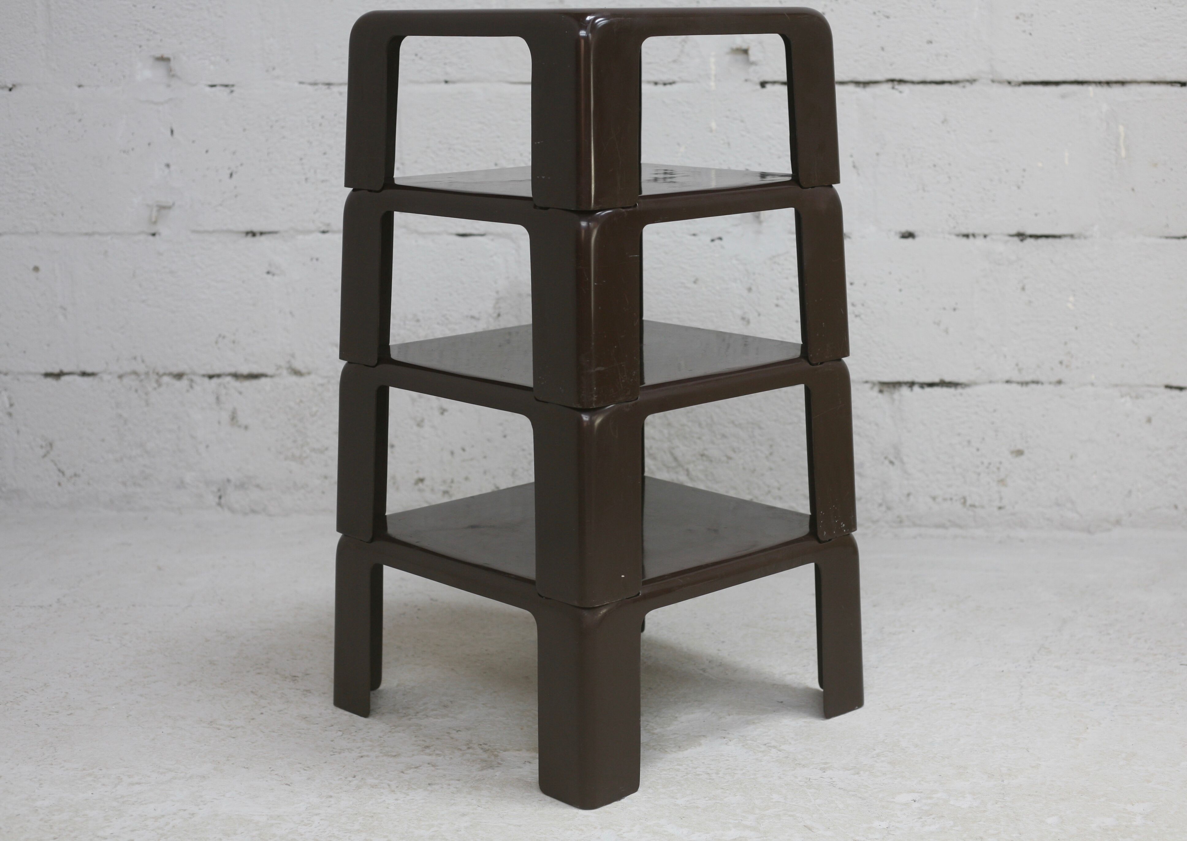 Suite de 4 tables basses gigognes "Gatti", Mario Bellini éditée par C&B Italia, circa 1970.
