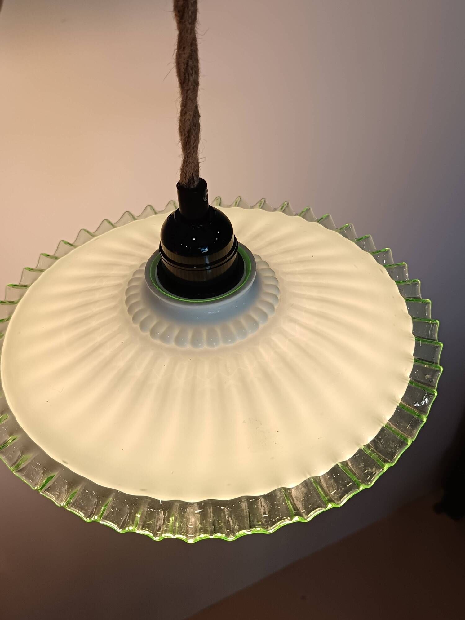 Lampe baladeuse en verre vert pâle et blanc