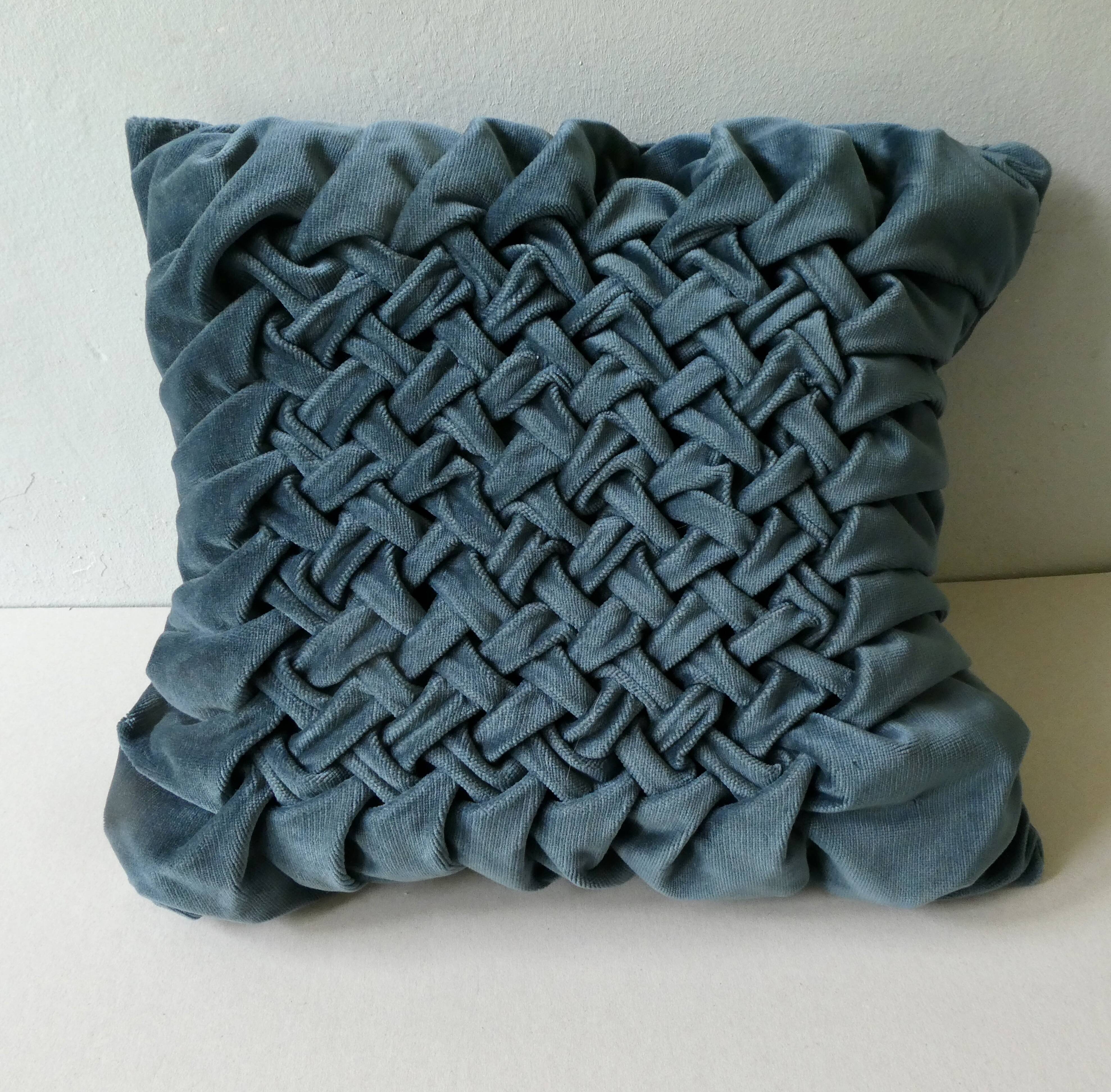 Paire de coussins anciens, en velours bleu canard, effet plissé