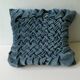 Paire de coussins anciens, en velours bleu canard, effet plissé