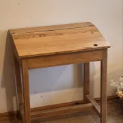 Pupitre d’écolier ancien en bois massif brut - bureau