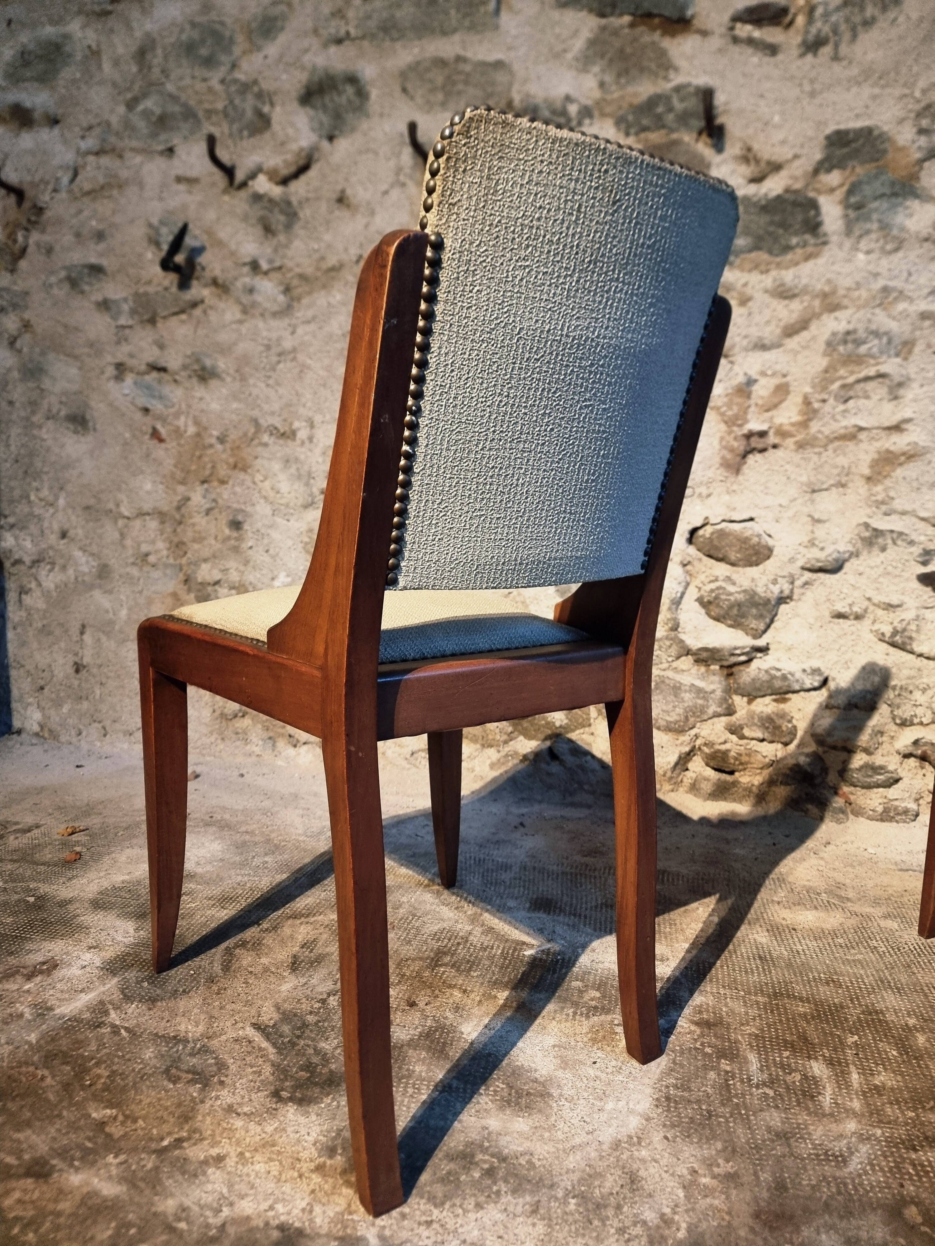 Ensemble de 5 chaises de salle à manger françaises mid-century en noyer avec revêtement taupe clair – années 1950