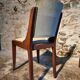 Ensemble de 5 chaises de salle à manger françaises mid-century en noyer avec revêtement taupe clair – années 1950