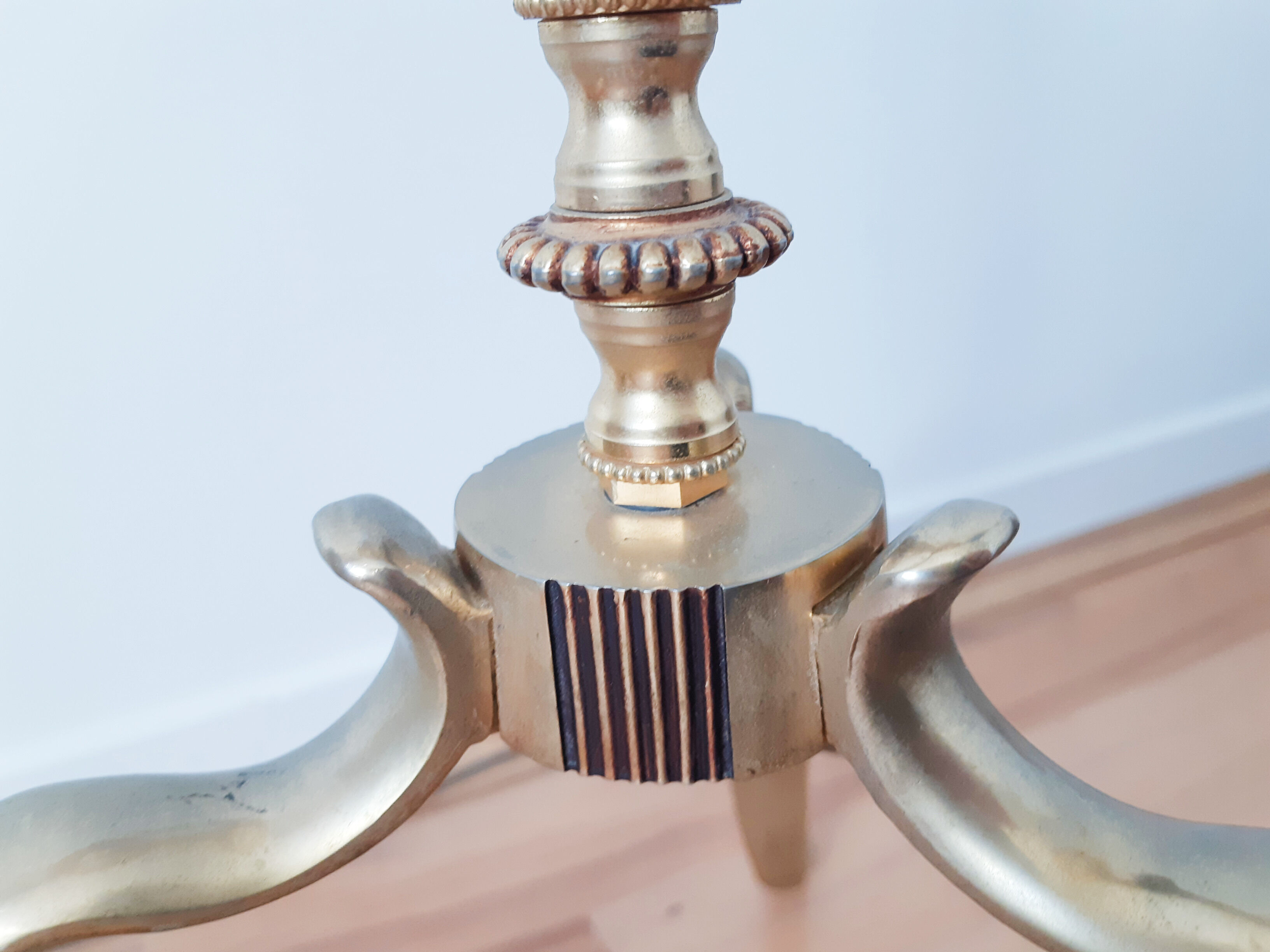 Tripod floor lamp in gilded brass, pleated lampshade, Louis XV style