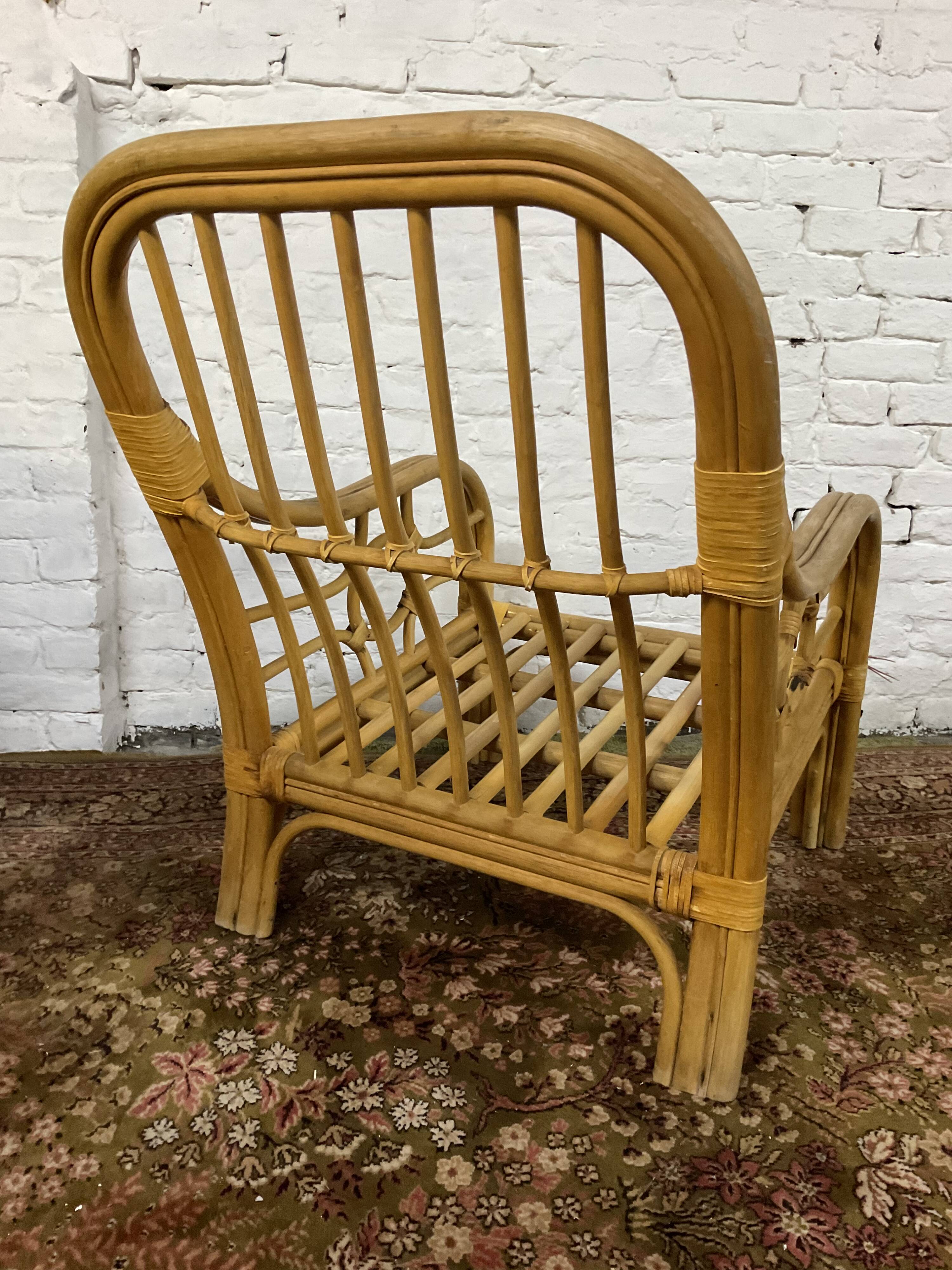 Fauteuil chauffeuse vintage en rotin des années 70